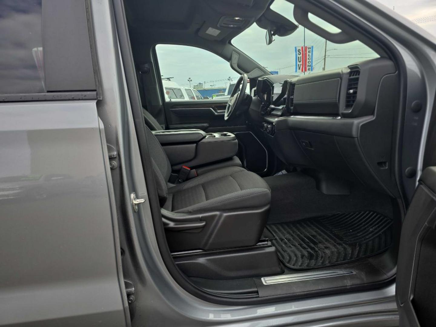 2023 SILVER CHEVROLET SILVERADO 1500 LT (1GCUDDED6PZ) with an 5.3L engine, Automatic transmission, located at 2525 S. Cushman, Fairbanks, AK, 99701, (907) 452-5707, 64.824036, -147.712311- Photo#4