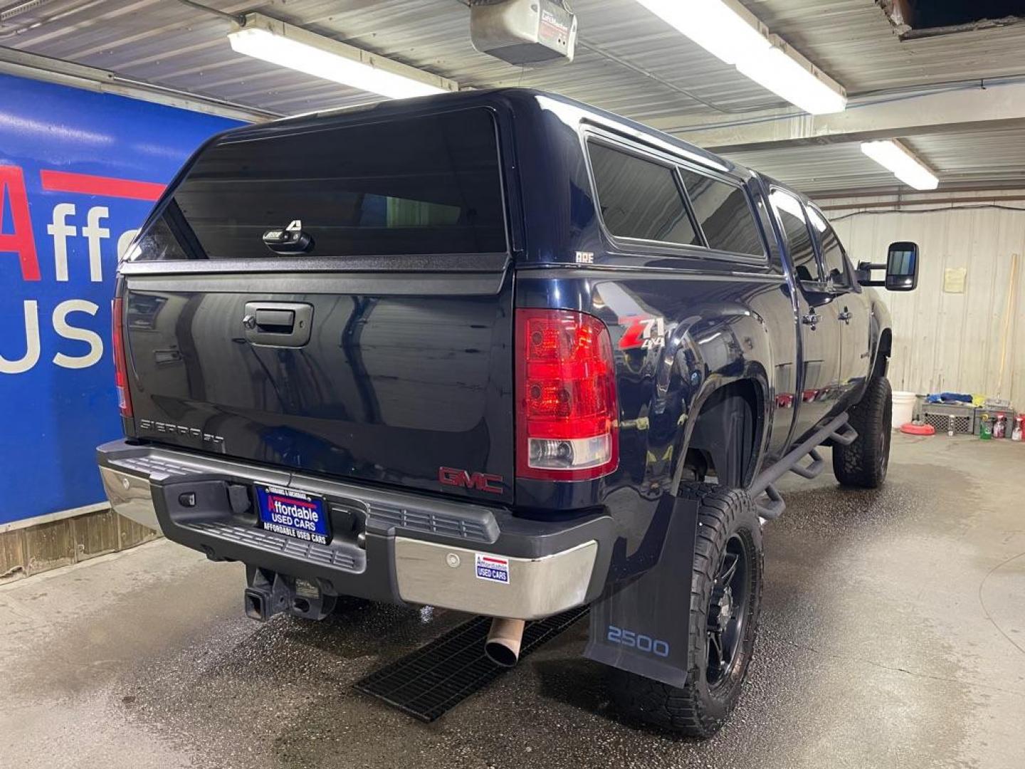 2012 BLUE GMC SIERRA 2500 SLT (1GT121EG1CF) with an 6.0L engine, Automatic transmission, located at 2525 S. Cushman, Fairbanks, AK, 99701, (907) 452-5707, 64.824036, -147.712311 - Photo#2