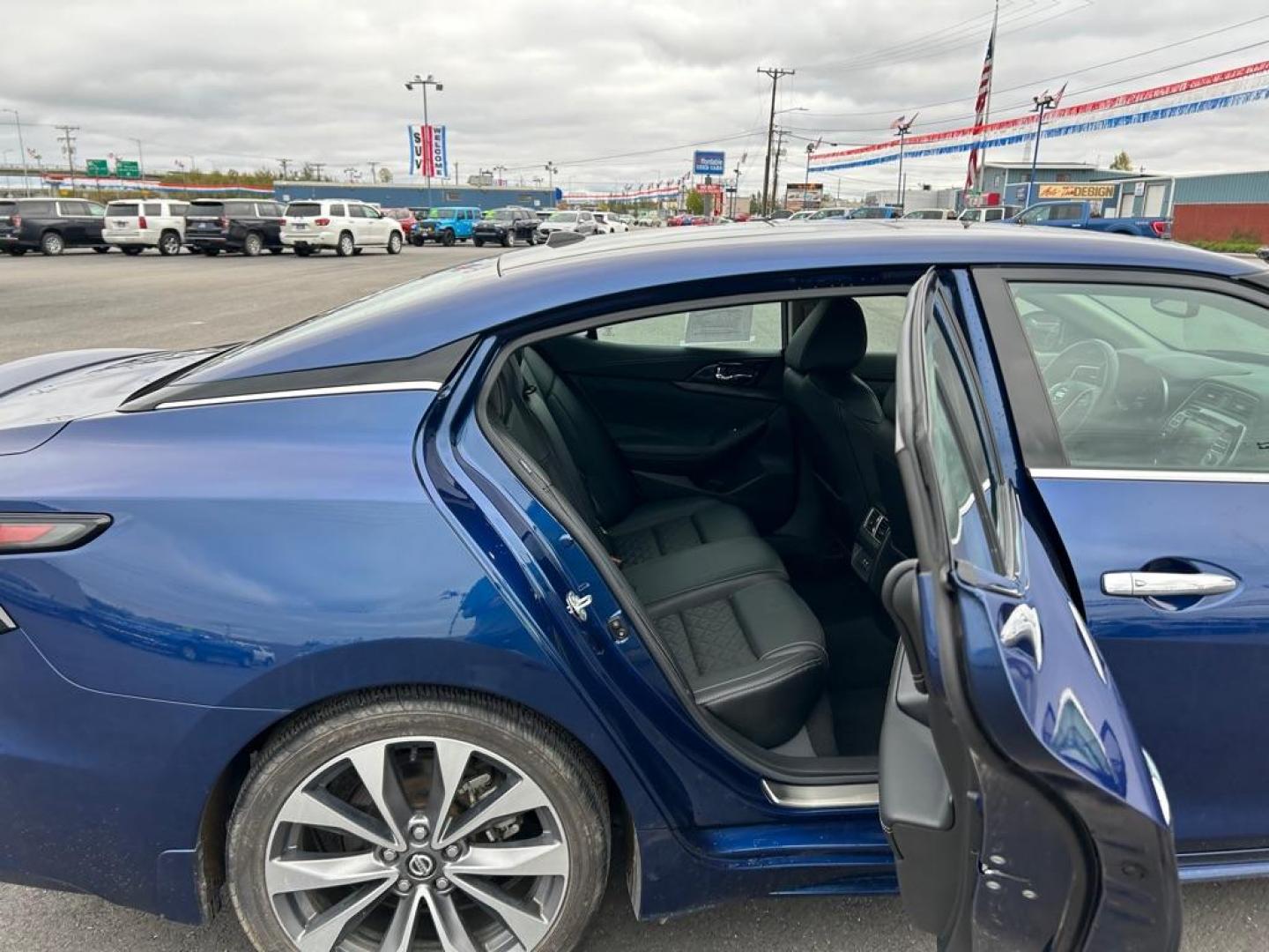 2021 BLUE NISSAN MAXIMA PLATINUM (1N4AA6FV1MC) with an 3.5L engine, Continuously Variable transmission, located at 2525 S. Cushman, Fairbanks, AK, 99701, (907) 452-5707, 64.824036, -147.712311 - Photo#5