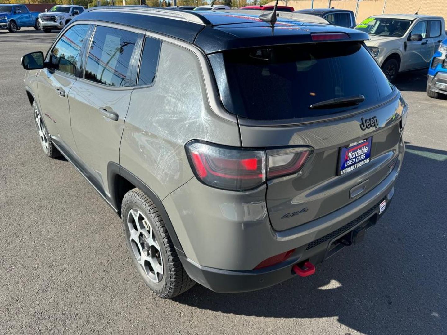 2022 GRAY JEEP COMPASS TRAILHAWK (3C4NJDDB7NT) with an 2.4L engine, Automatic transmission, located at 2525 S. Cushman, Fairbanks, AK, 99701, (907) 452-5707, 64.824036, -147.712311 - Photo#3