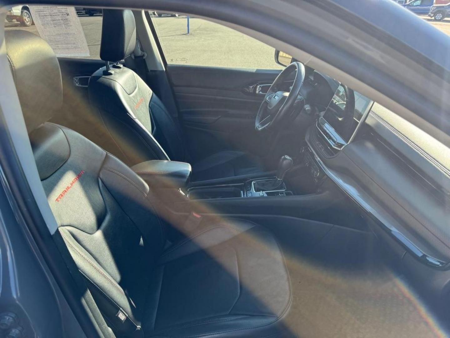 2022 GRAY JEEP COMPASS TRAILHAWK (3C4NJDDB7NT) with an 2.4L engine, Automatic transmission, located at 2525 S. Cushman, Fairbanks, AK, 99701, (907) 452-5707, 64.824036, -147.712311 - Photo#4
