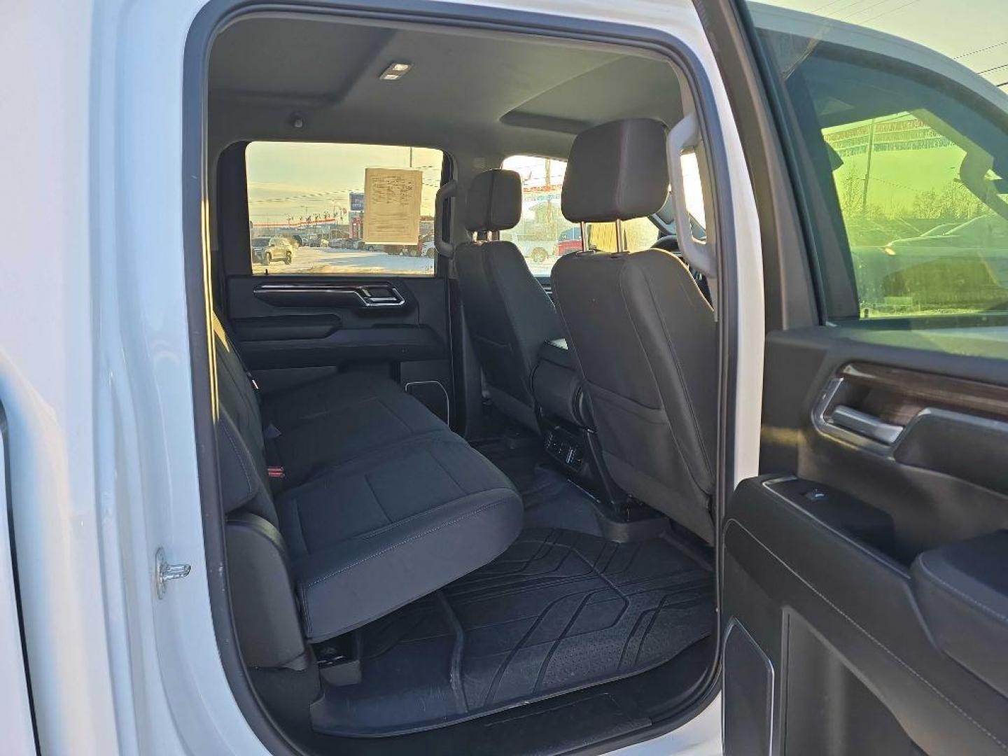 2024 WHITE CHEVROLET SILVERADO 2500 HEAVY DUTY LT (1GC4YNE75RF) with an 6.6L engine, Automatic transmission, located at 2525 S. Cushman, Fairbanks, AK, 99701, (907) 452-5707, 64.824036, -147.712311 - Photo#4