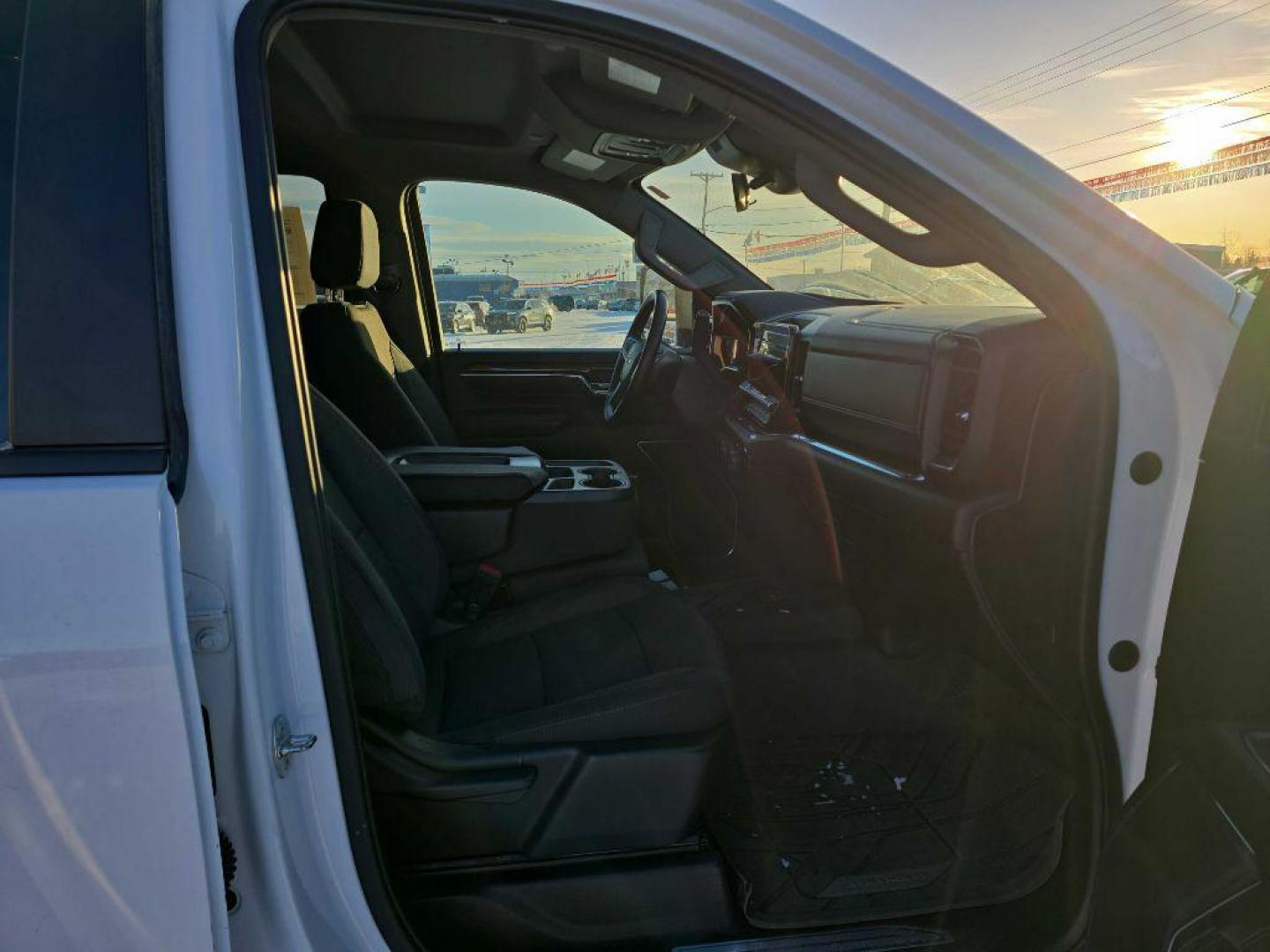 2024 WHITE CHEVROLET SILVERADO 2500 HEAVY DUTY LT (1GC4YNE75RF) with an 6.6L engine, Automatic transmission, located at 2525 S. Cushman, Fairbanks, AK, 99701, (907) 452-5707, 64.824036, -147.712311 - Photo#3