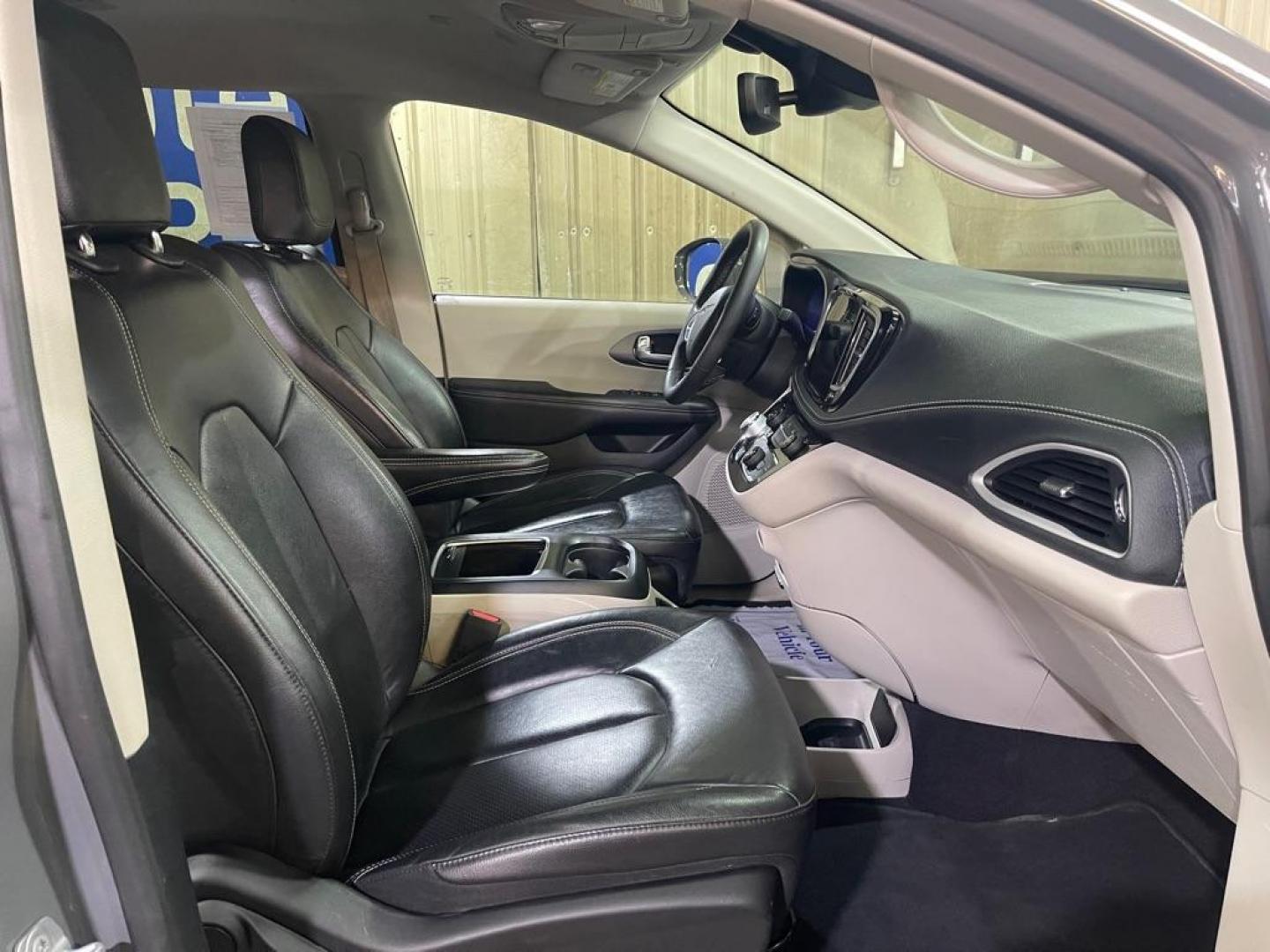 2022 GRAY CHRYSLER PACIFICA TOURING L (2C4RC1BG2NR) with an 3.6L engine, Automatic transmission, located at 2525 S. Cushman, Fairbanks, AK, 99701, (907) 452-5707, 64.824036, -147.712311 - Photo#3