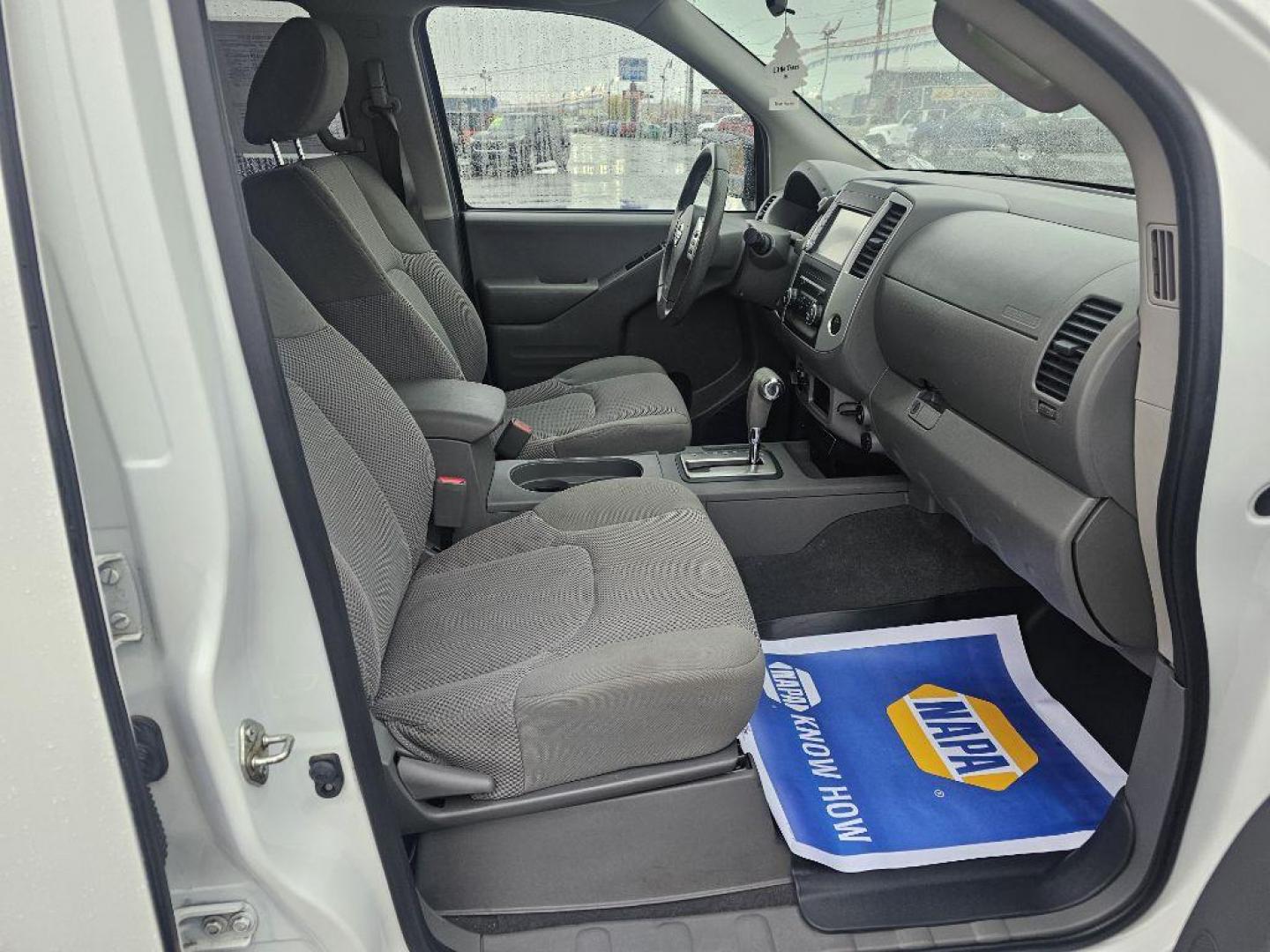 2019 WHITE NISSAN FRONTIER S (1N6AD0EV2KN) with an 4.0L engine, Automatic transmission, located at 2525 S. Cushman, Fairbanks, AK, 99701, (907) 452-5707, 64.824036, -147.712311 - Photo#4