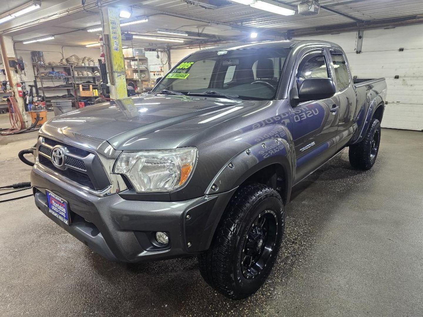 2015 GREY TOYOTA TACOMA ACCESS CAB (5TFUU4EN4FX) with an 4.0L engine, Automatic transmission, located at 2525 S. Cushman, Fairbanks, AK, 99701, (907) 452-5707, 64.824036, -147.712311 - Photo#3
