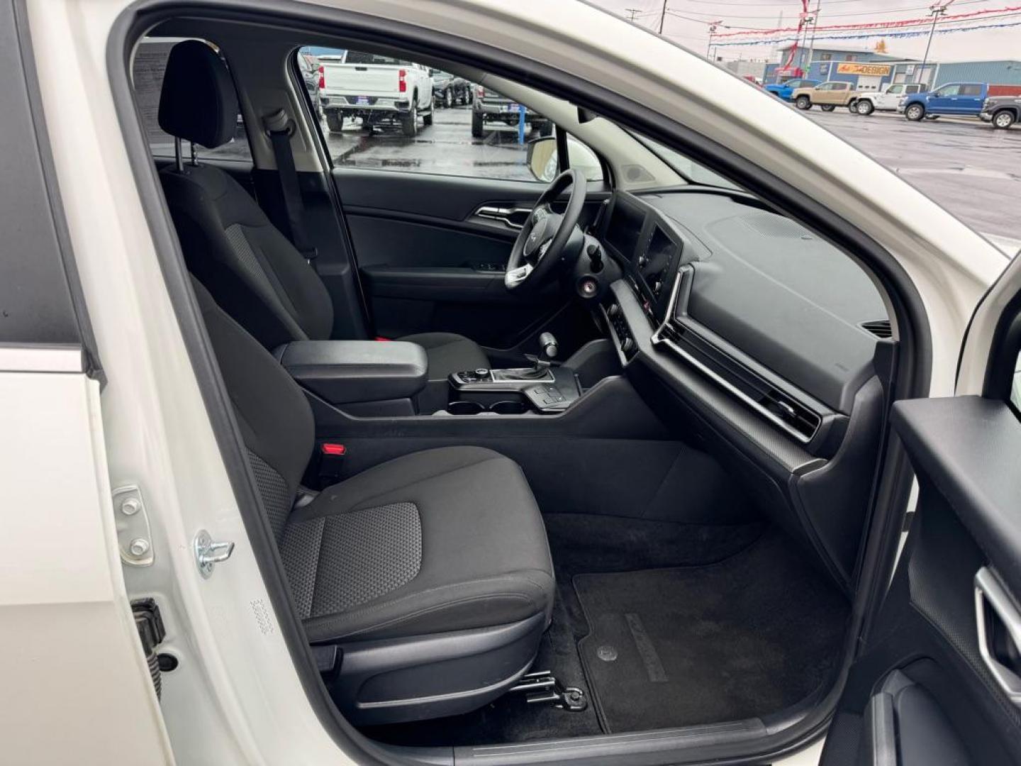 2024 WHITE KIA SPORTAGE LX (KNDPUCDF6R7) with an 2.5L engine, Automatic transmission, located at 2525 S. Cushman, Fairbanks, AK, 99701, (907) 452-5707, 64.824036, -147.712311 - Photo#4