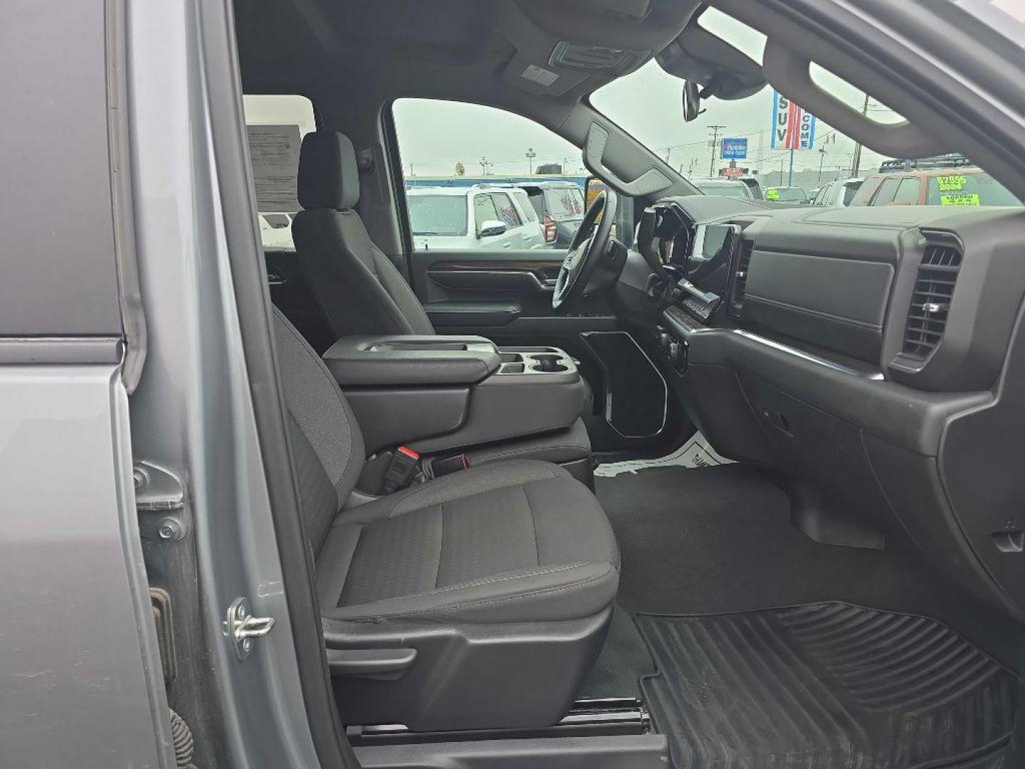 2024 SILVER CHEVROLET SILVERADO 2500 HEAVY DUTY LT (1GC4YNE70RF) with an 6.6L engine, Automatic transmission, located at 2525 S. Cushman, Fairbanks, AK, 99701, (907) 452-5707, 64.824036, -147.712311 - Photo#3