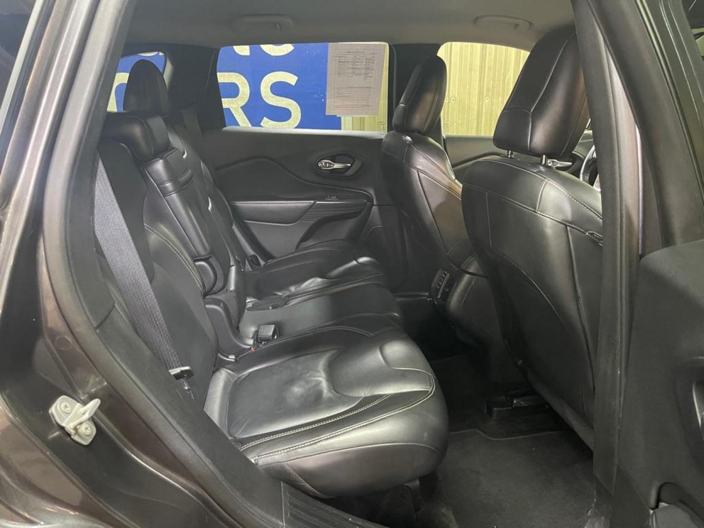 2015 GREY JEEP CHEROKEE LIMITED (1C4PJMDB5FW) with an 2.4L engine, Automatic transmission, located at 2525 S. Cushman, Fairbanks, AK, 99701, (907) 452-5707, 64.824036, -147.712311 - Photo#4