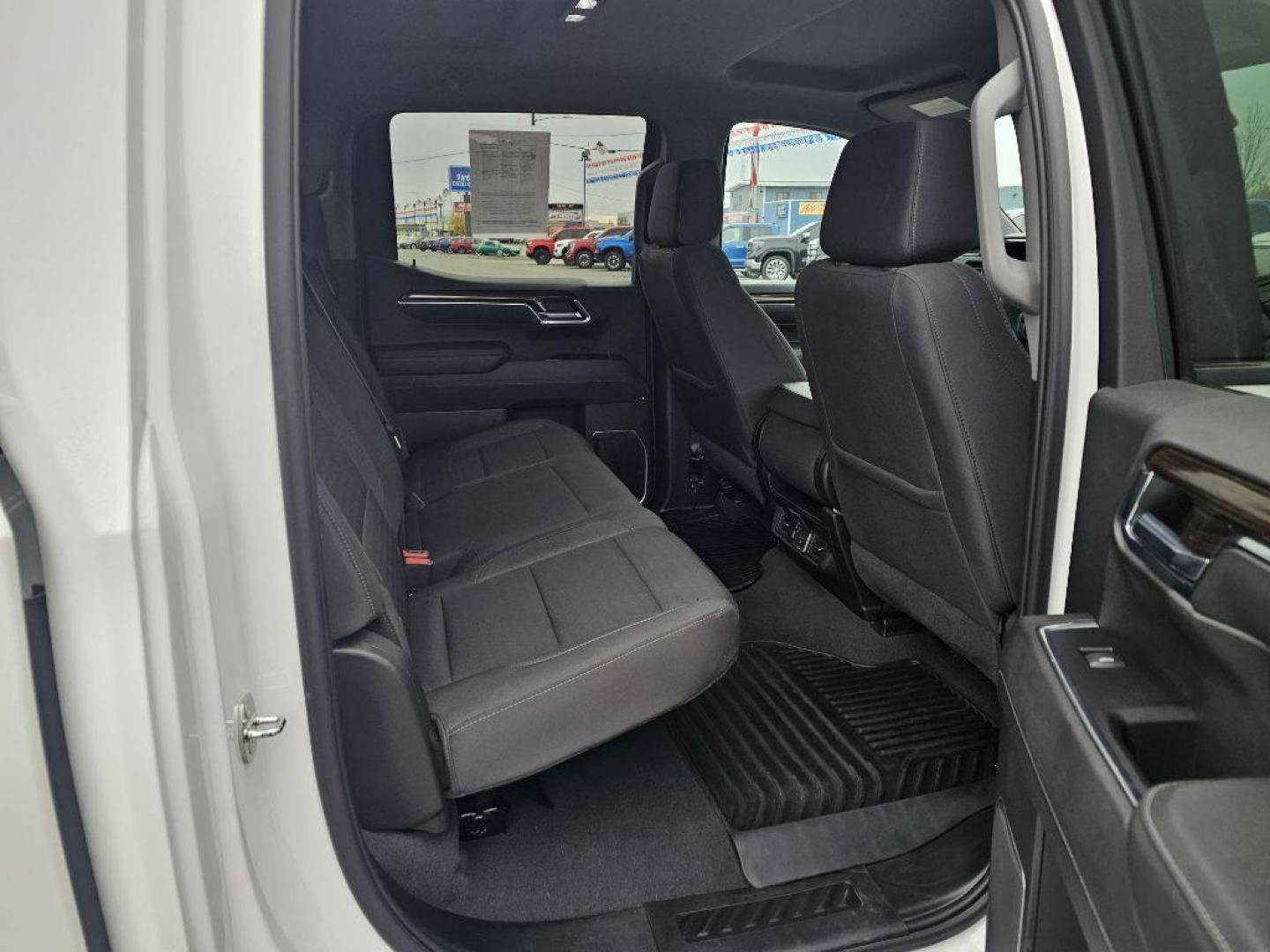2023 WHITE CHEVROLET SILVERADO 1500 LT (1GCUDDED5PZ) with an 5.3L engine, Automatic transmission, located at 2525 S. Cushman, Fairbanks, AK, 99701, (907) 452-5707, 64.824036, -147.712311 - Photo#5