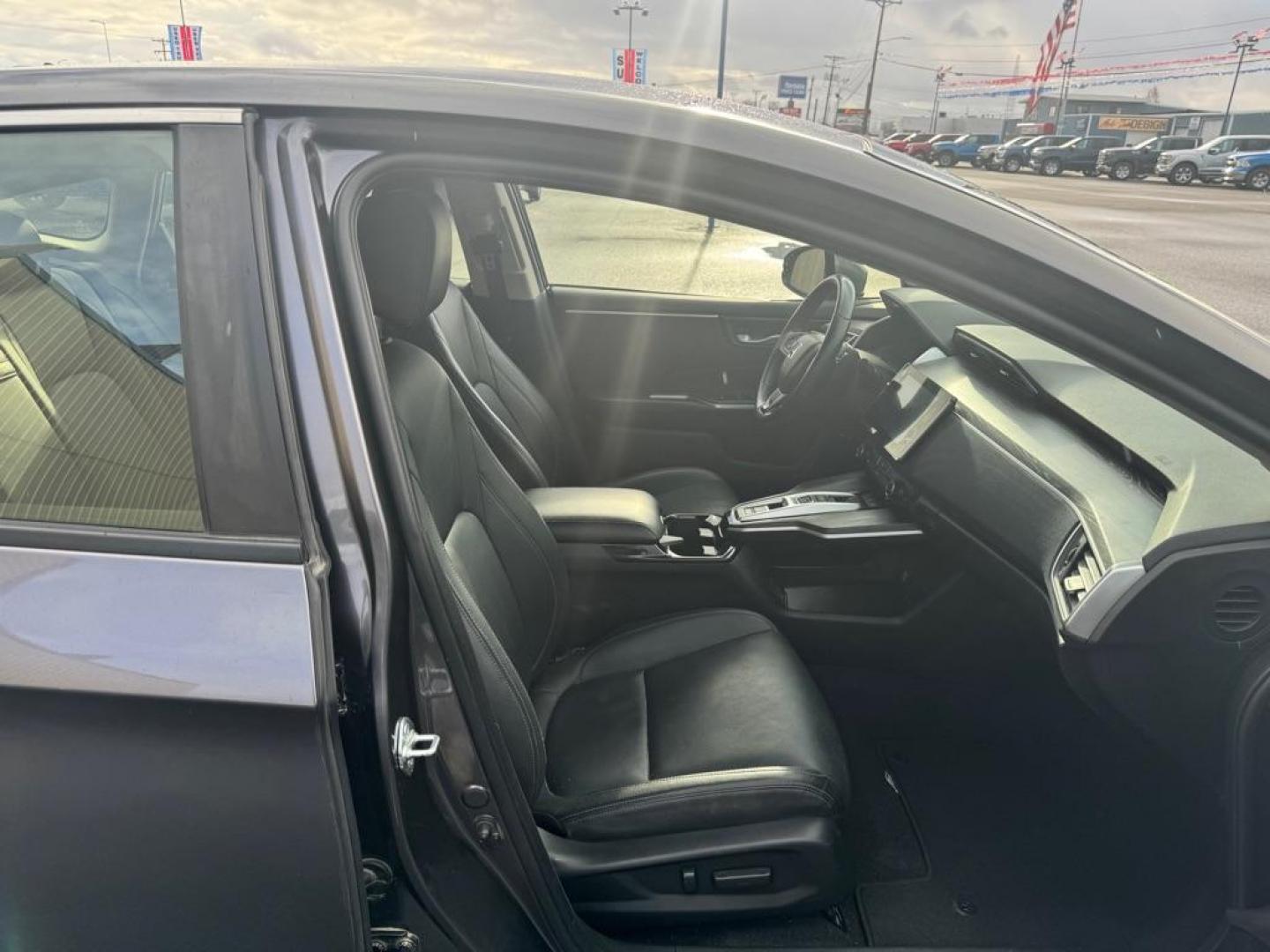 2018 GRAY HONDA CLARITY TOURING (JHMZC5F31JC) with an 1.5L engine, Continuously Variable transmission, located at 2525 S. Cushman, Fairbanks, AK, 99701, (907) 452-5707, 64.824036, -147.712311 - Photo#4