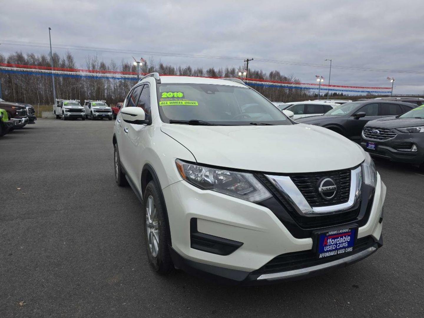 2019 WHITE NISSAN ROGUE S (5N1AT2MV7KC) with an 2.5L engine, Continuously Variable transmission, located at 2525 S. Cushman, Fairbanks, AK, 99701, (907) 452-5707, 64.824036, -147.712311 - Photo#3