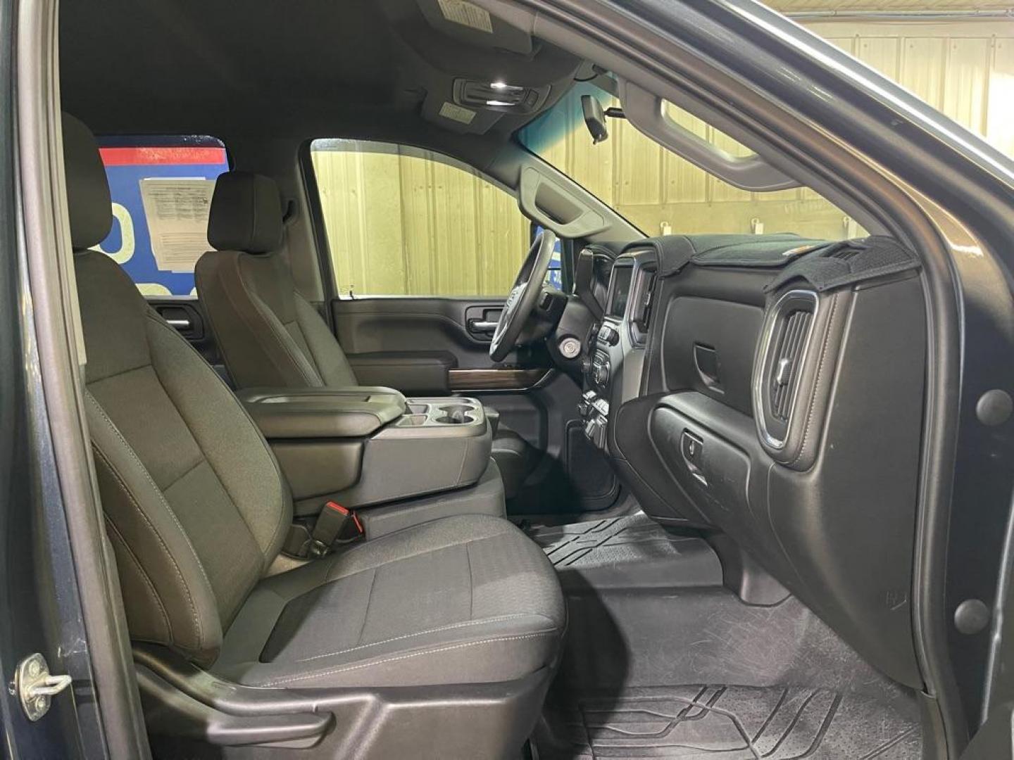 2020 BLUE CHEVROLET SILVERADO 2500 HEAVY DUTY LT (1GC4YNE70LF) with an 6.6L engine, Automatic transmission, located at 2525 S. Cushman, Fairbanks, AK, 99701, (907) 452-5707, 64.824036, -147.712311 - Photo#3