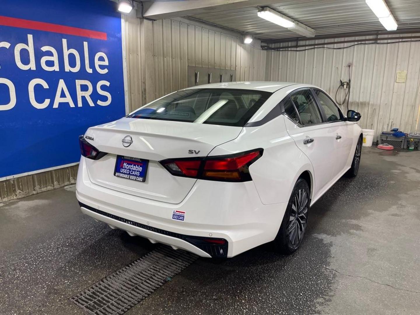 2024 WHITE NISSAN ALTIMA SV (1N4BL4DV7RN) with an 2.5L engine, Continuously Variable transmission, located at 2525 S. Cushman, Fairbanks, AK, 99701, (907) 452-5707, 64.824036, -147.712311 - Photo#2