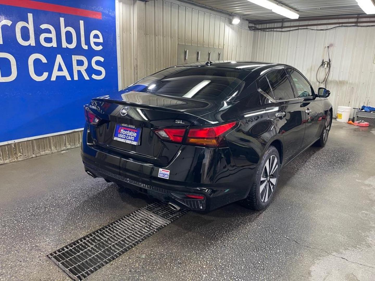 2020 BLACK NISSAN ALTIMA SL (1N4BL4EV3LC) with an 2.5L engine, Continuously Variable transmission, located at 2525 S. Cushman, Fairbanks, AK, 99701, (907) 452-5707, 64.824036, -147.712311 - Photo#2