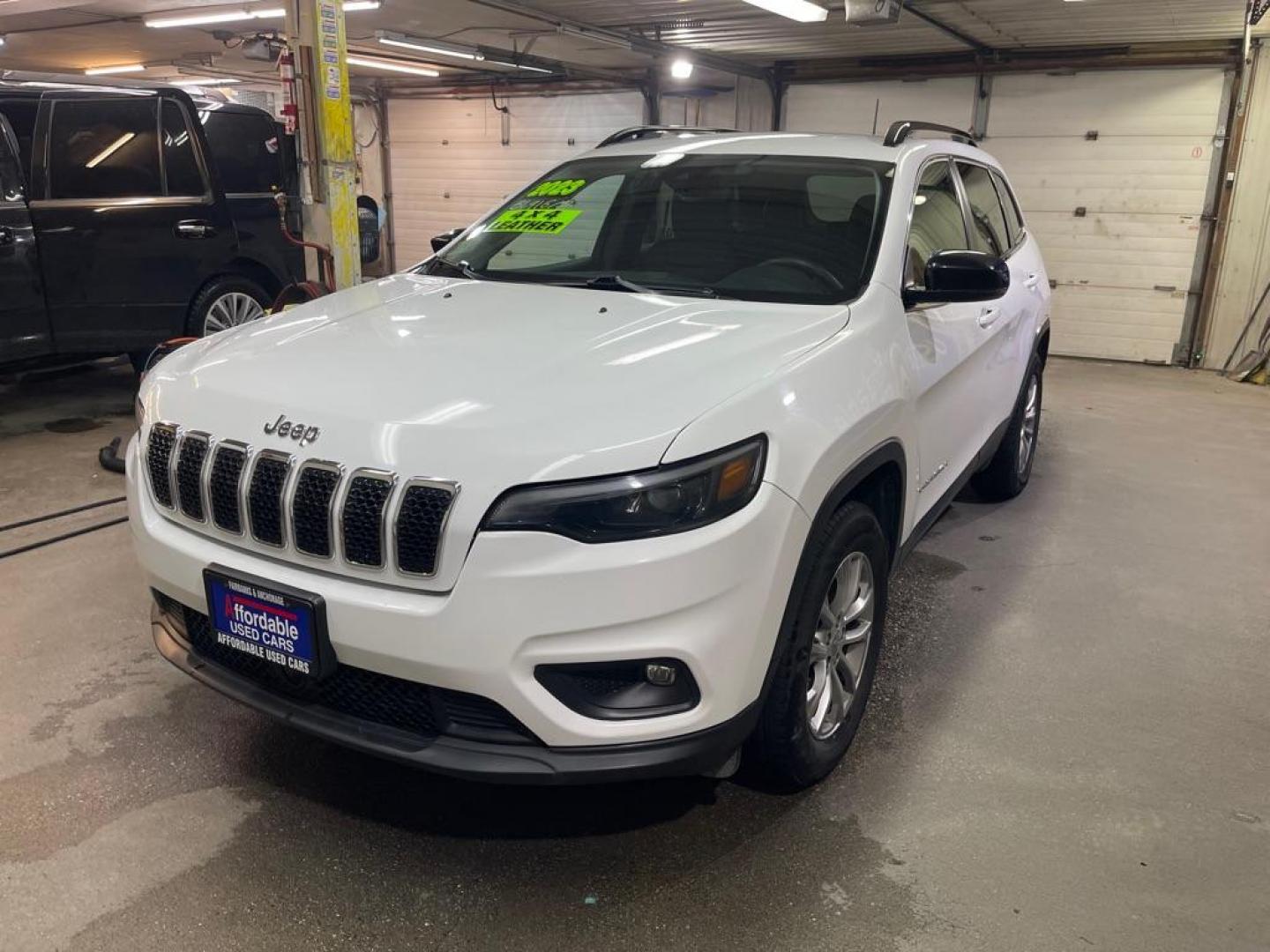 2022 WHTIE JEEP CHEROKEE LATITUDE LUX (1C4PJMMX1ND) with an 3.2L engine, Automatic transmission, located at 2525 S. Cushman, Fairbanks, AK, 99701, (907) 452-5707, 64.824036, -147.712311 - Photo#1