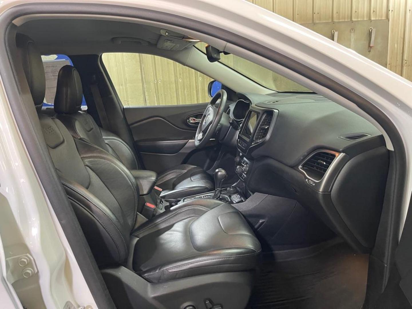 2022 WHTIE JEEP CHEROKEE LATITUDE LUX (1C4PJMMX1ND) with an 3.2L engine, Automatic transmission, located at 2525 S. Cushman, Fairbanks, AK, 99701, (907) 452-5707, 64.824036, -147.712311 - Photo#3