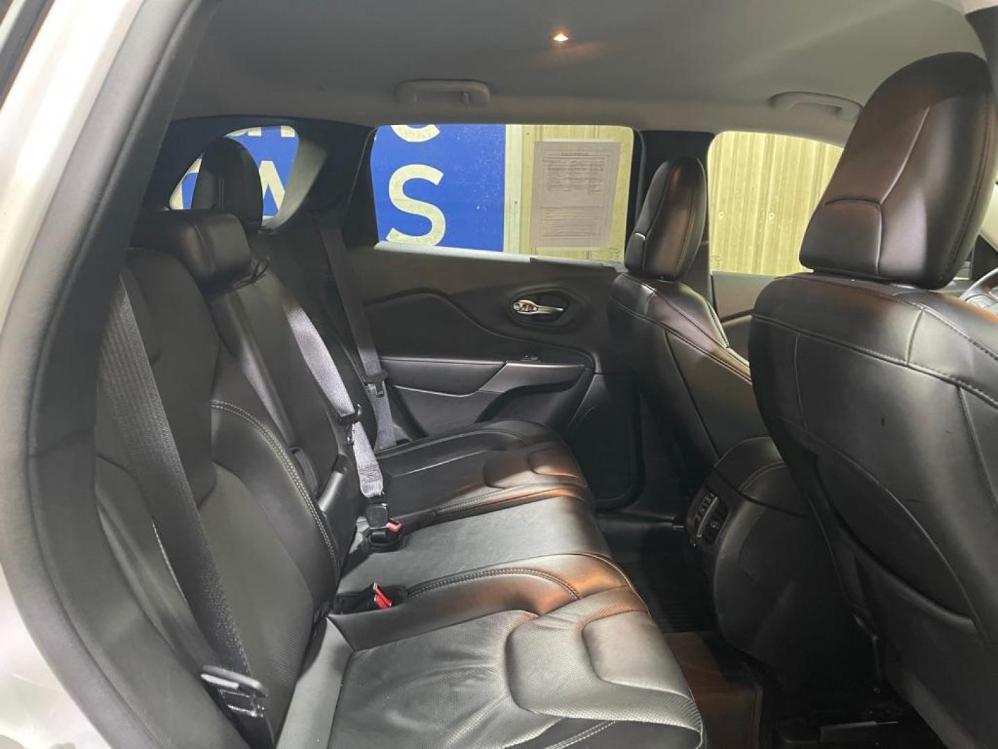 2022 WHTIE JEEP CHEROKEE LATITUDE LUX (1C4PJMMX1ND) with an 3.2L engine, Automatic transmission, located at 2525 S. Cushman, Fairbanks, AK, 99701, (907) 452-5707, 64.824036, -147.712311 - Photo#4