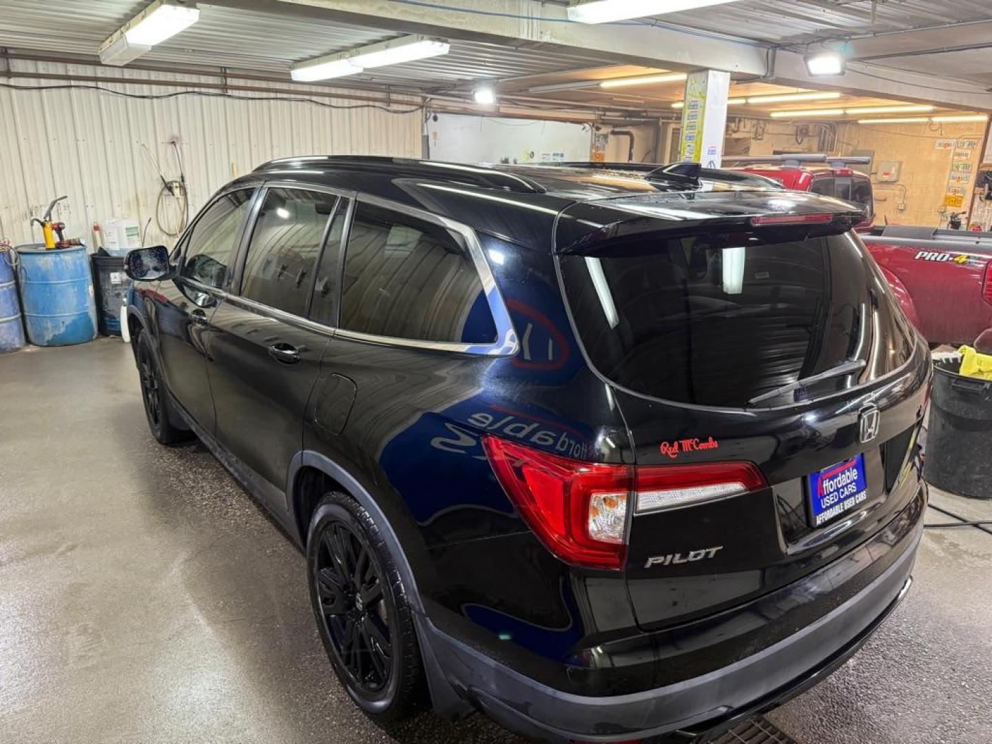 2021 BLACK HONDA PILOT SE (5FNYF5H21MB) with an 3.5L engine, Automatic transmission, located at 2525 S. Cushman, Fairbanks, AK, 99701, (907) 452-5707, 64.824036, -147.712311 - Photo#2