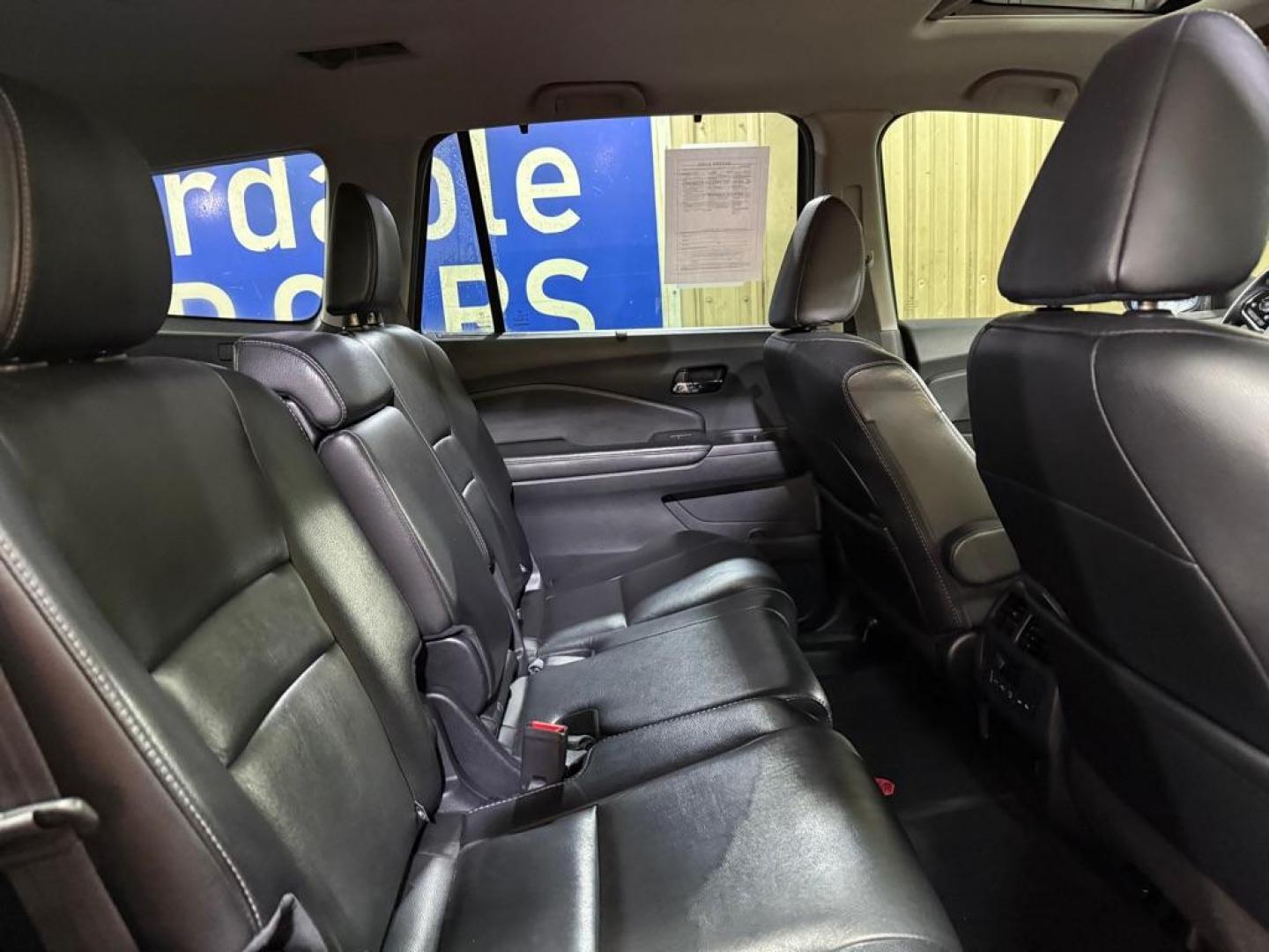 2021 BLACK HONDA PILOT SE (5FNYF5H21MB) with an 3.5L engine, Automatic transmission, located at 2525 S. Cushman, Fairbanks, AK, 99701, (907) 452-5707, 64.824036, -147.712311 - Photo#4