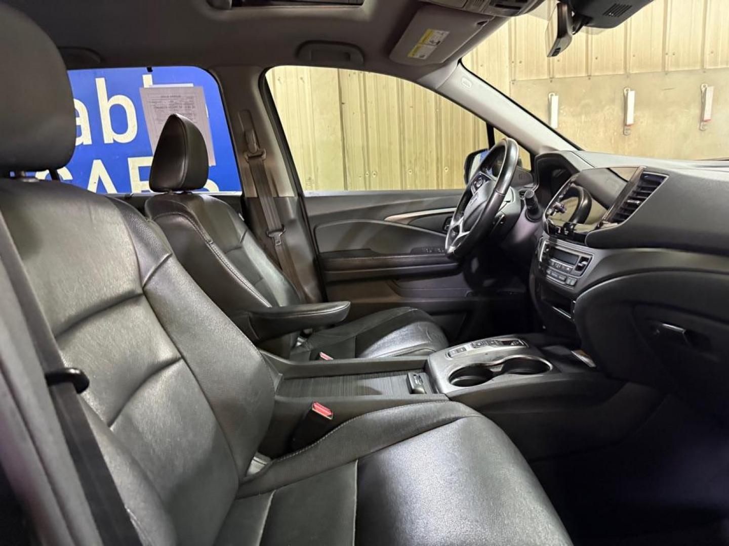 2021 BLACK HONDA PILOT SE (5FNYF5H21MB) with an 3.5L engine, Automatic transmission, located at 2525 S. Cushman, Fairbanks, AK, 99701, (907) 452-5707, 64.824036, -147.712311 - Photo#5