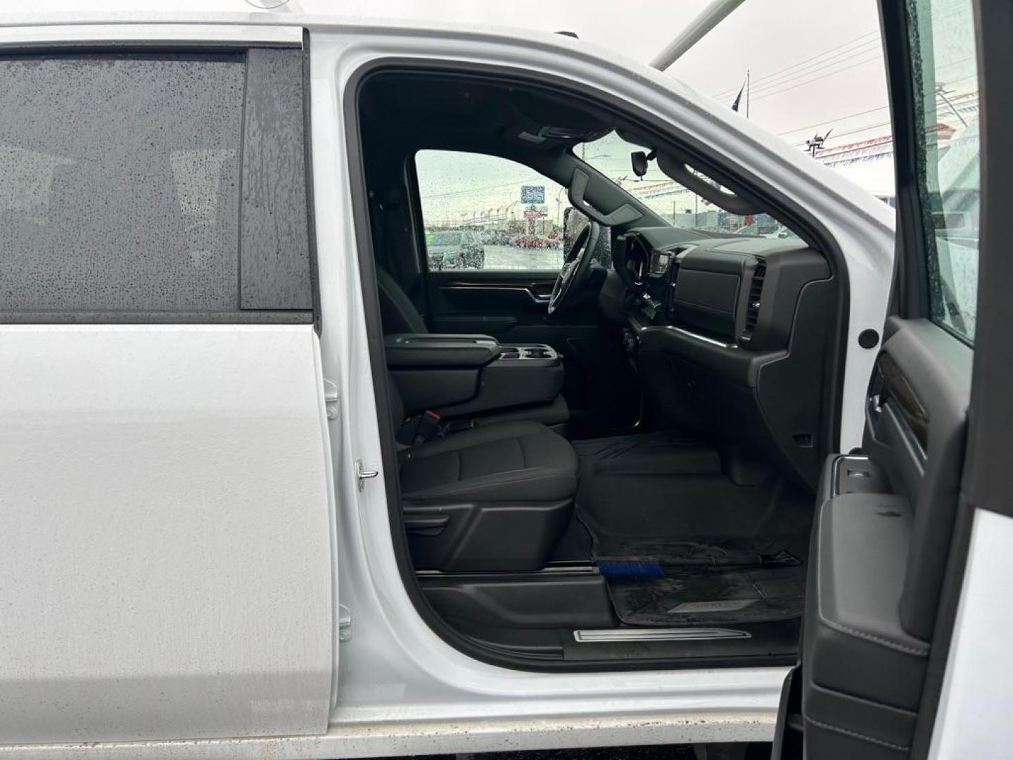 2024 WHITE CHEVROLET SILVERADO 3500 LT (1GB4YTEYXRF) with an 6.6L engine, Automatic transmission, located at 2525 S. Cushman, Fairbanks, AK, 99701, (907) 452-5707, 64.824036, -147.712311 - Photo#4