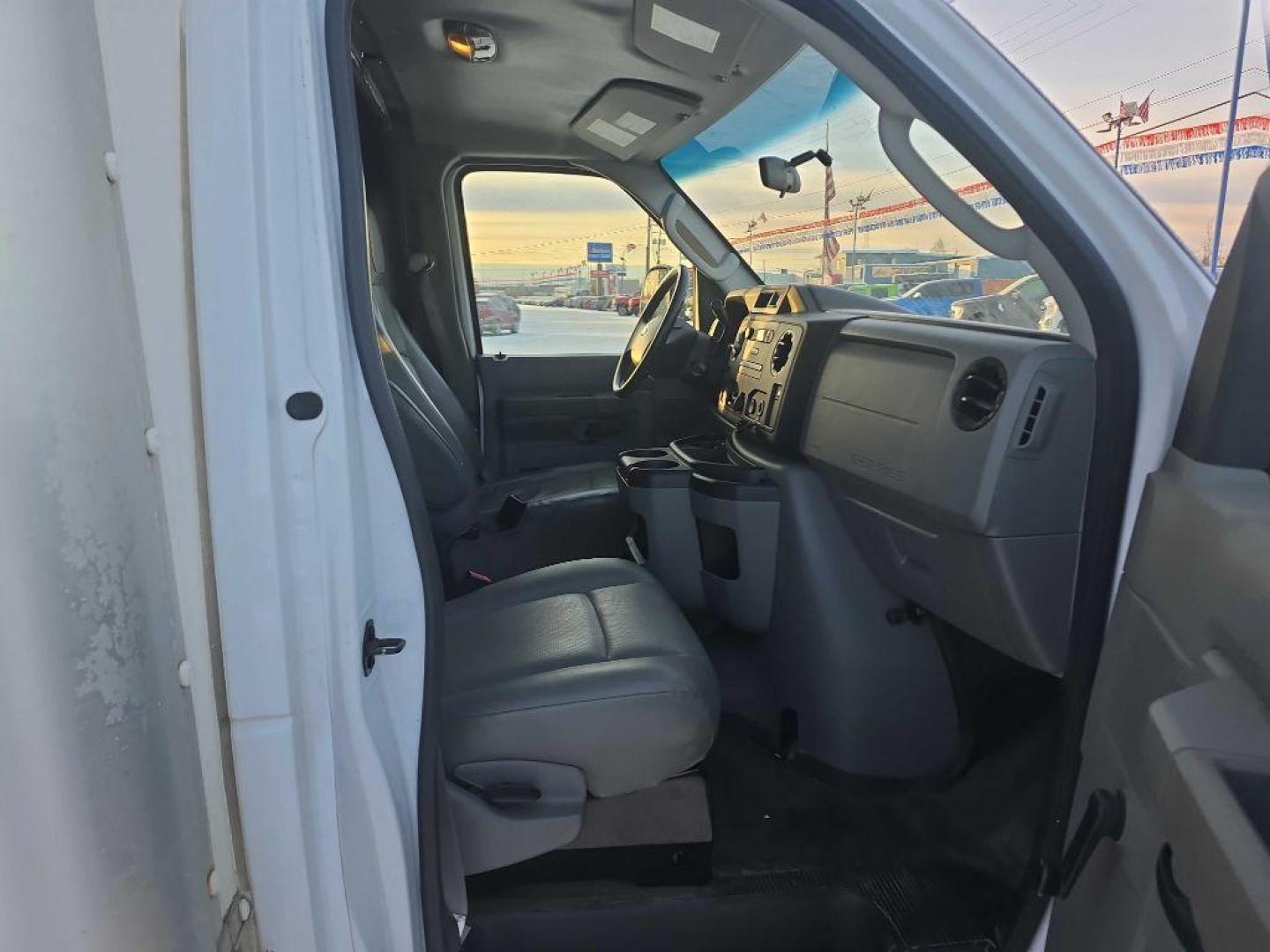 2016 WHITE FORD ECONOLINE E450 SUPER DUTY CUTAWAY VAN (1FDXE4FS9GD) with an 6.8L engine, Automatic transmission, located at 2525 S. Cushman, Fairbanks, AK, 99701, (907) 452-5707, 64.824036, -147.712311 - Photo#3