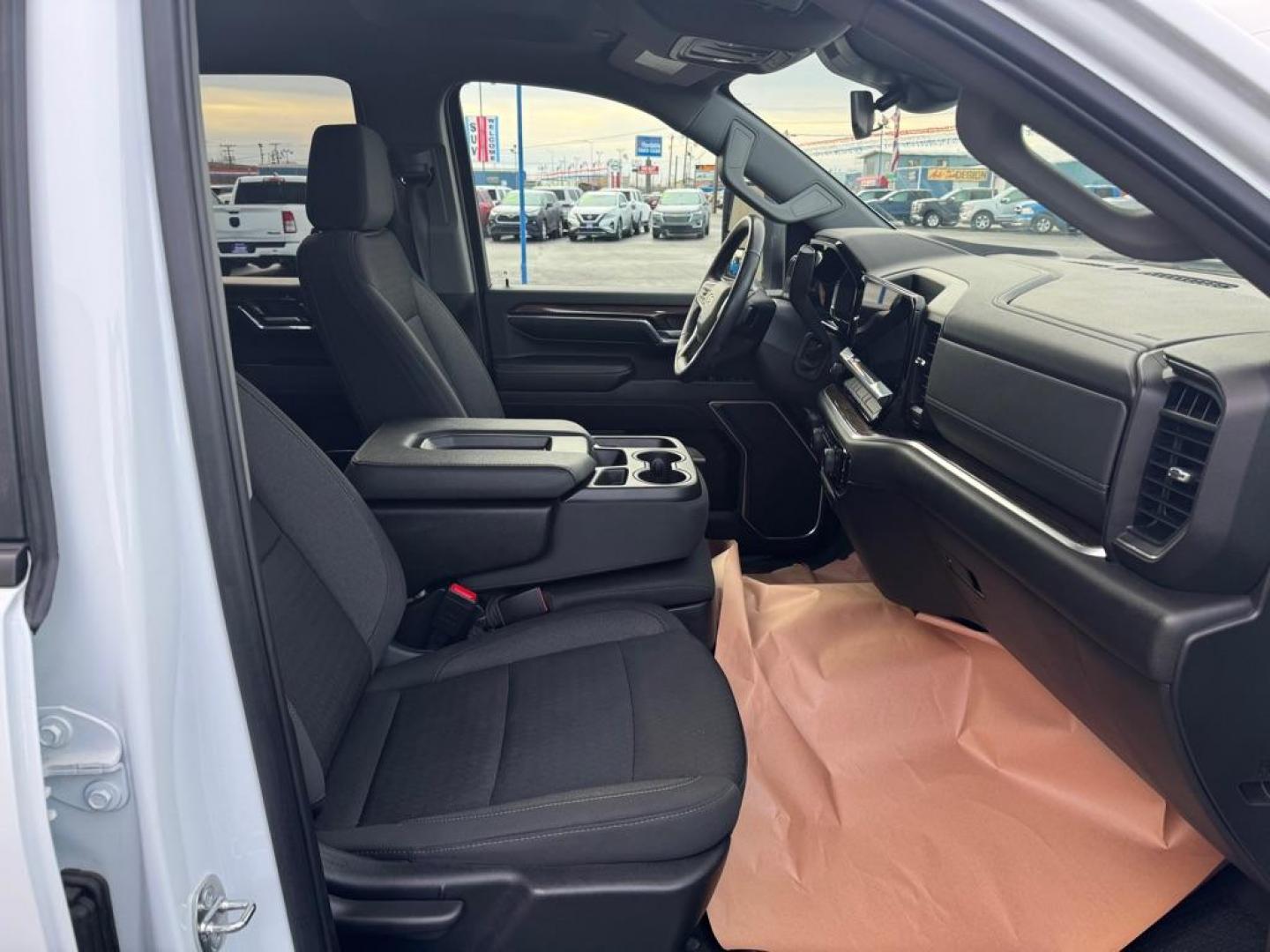2024 WHITE CHEVROLET SILVERADO 3500 LT (1GB4YTEYXRF) with an 6.6L engine, Automatic transmission, located at 2525 S. Cushman, Fairbanks, AK, 99701, (907) 452-5707, 64.824036, -147.712311 - Photo#4