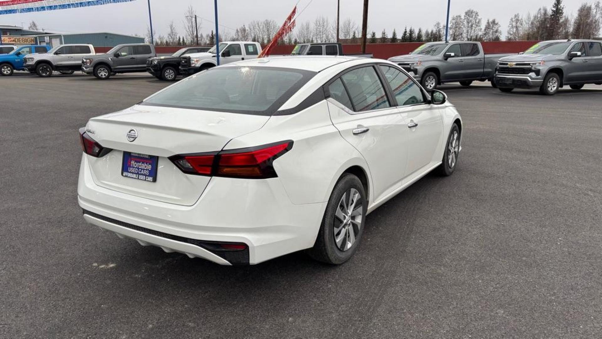 2019 WHITE NISSAN ALTIMA S (1N4BL4BV3KC) with an 2.5L engine, Continuously Variable transmission, located at 2525 S. Cushman, Fairbanks, AK, 99701, (907) 452-5707, 64.824036, -147.712311 - Photo#5
