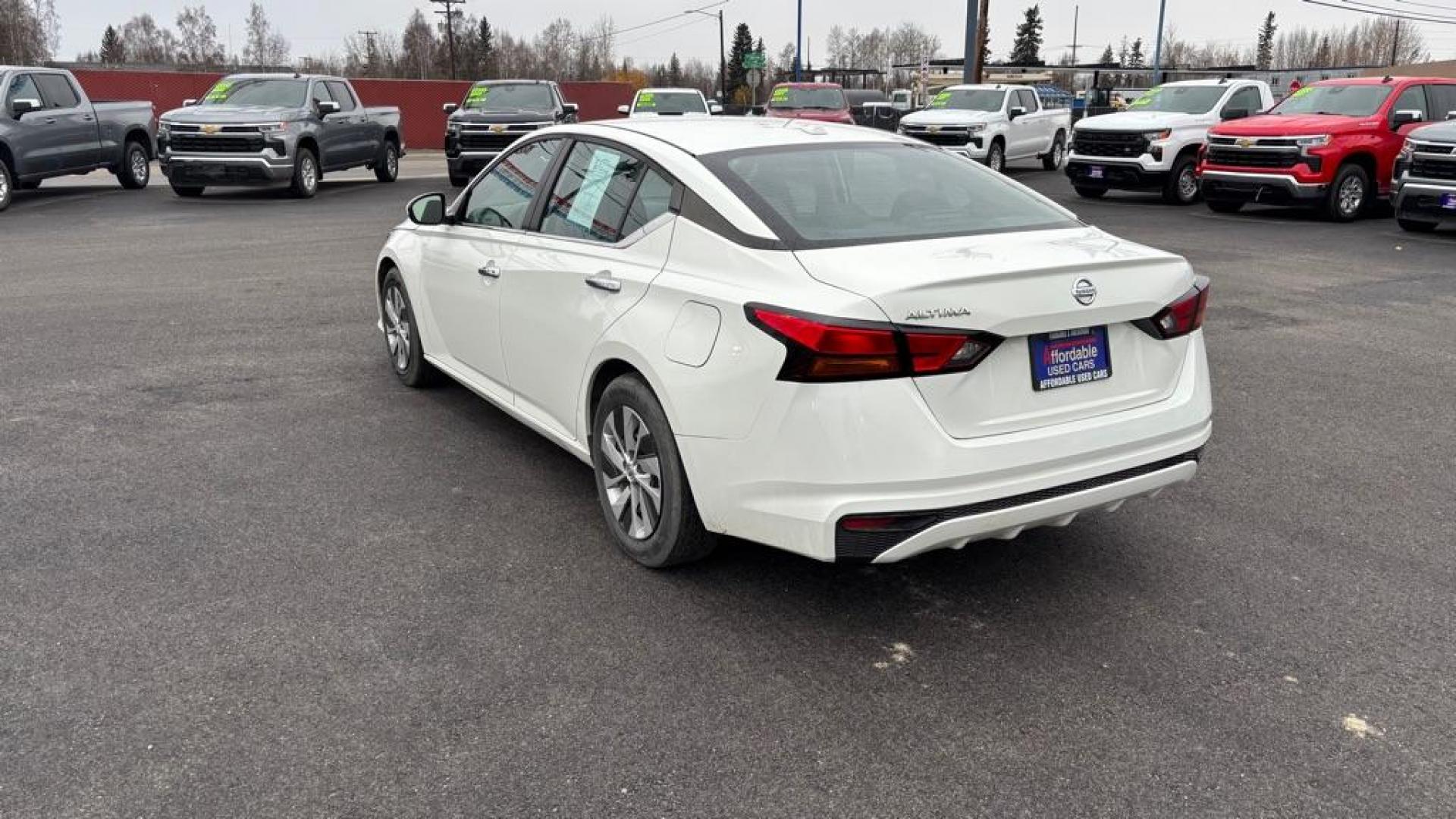 2019 WHITE NISSAN ALTIMA S (1N4BL4BV3KC) with an 2.5L engine, Continuously Variable transmission, located at 2525 S. Cushman, Fairbanks, AK, 99701, (907) 452-5707, 64.824036, -147.712311 - Photo#6