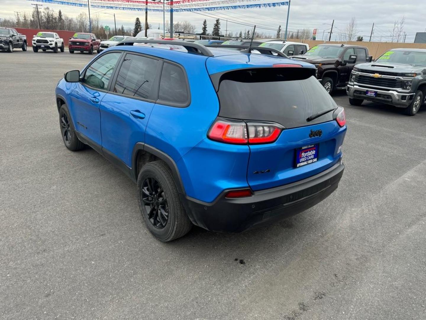 2023 BLUE JEEP CHEROKEE ALTITUDE LUX (1C4PJMMB8PD) with an 2.4L engine, Automatic transmission, located at 2525 S. Cushman, Fairbanks, AK, 99701, (907) 452-5707, 64.824036, -147.712311 - Photo#3
