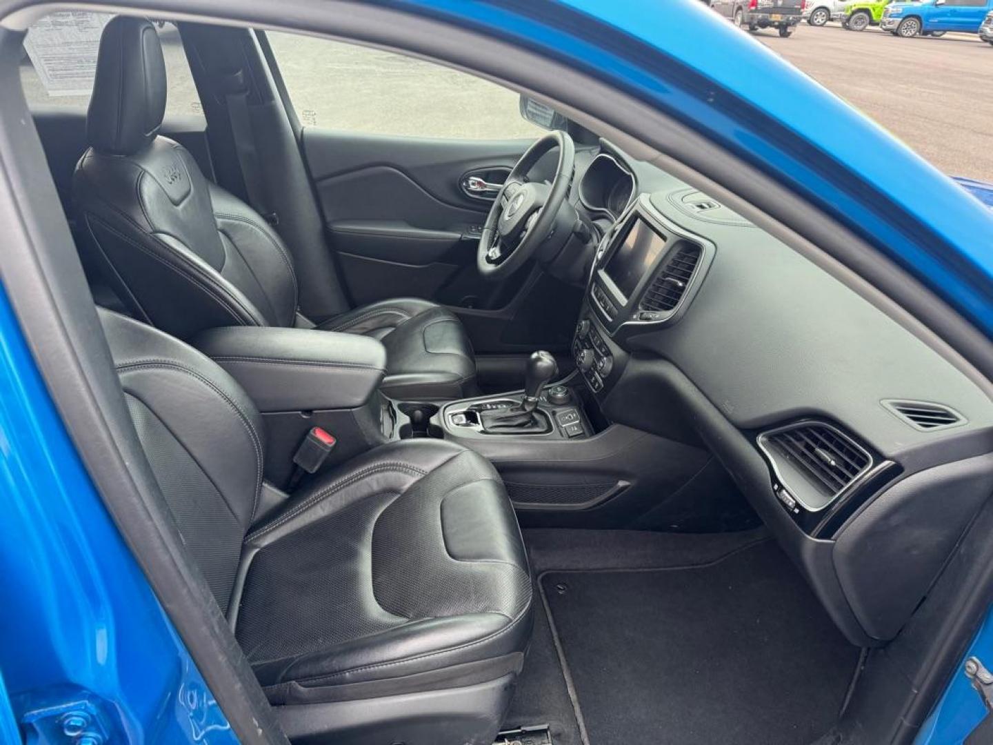 2023 BLUE JEEP CHEROKEE ALTITUDE LUX (1C4PJMMB8PD) with an 2.4L engine, Automatic transmission, located at 2525 S. Cushman, Fairbanks, AK, 99701, (907) 452-5707, 64.824036, -147.712311 - Photo#4