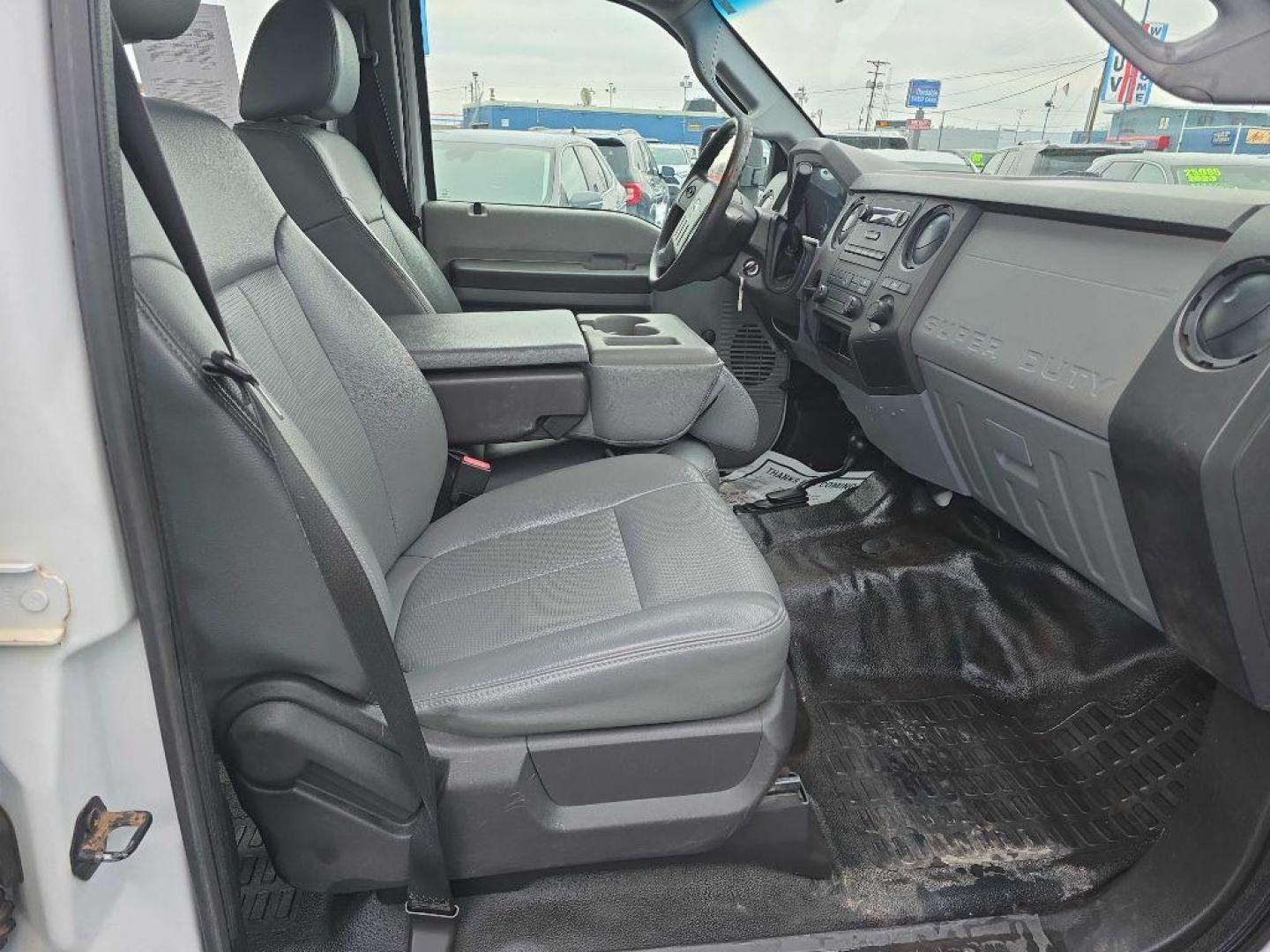 2015 WHITE FORD F250 SUPER DUTY (1FT7W2B65FE) with an 6.2L engine, Automatic transmission, located at 2525 S. Cushman, Fairbanks, AK, 99701, (907) 452-5707, 64.824036, -147.712311 - Photo#3