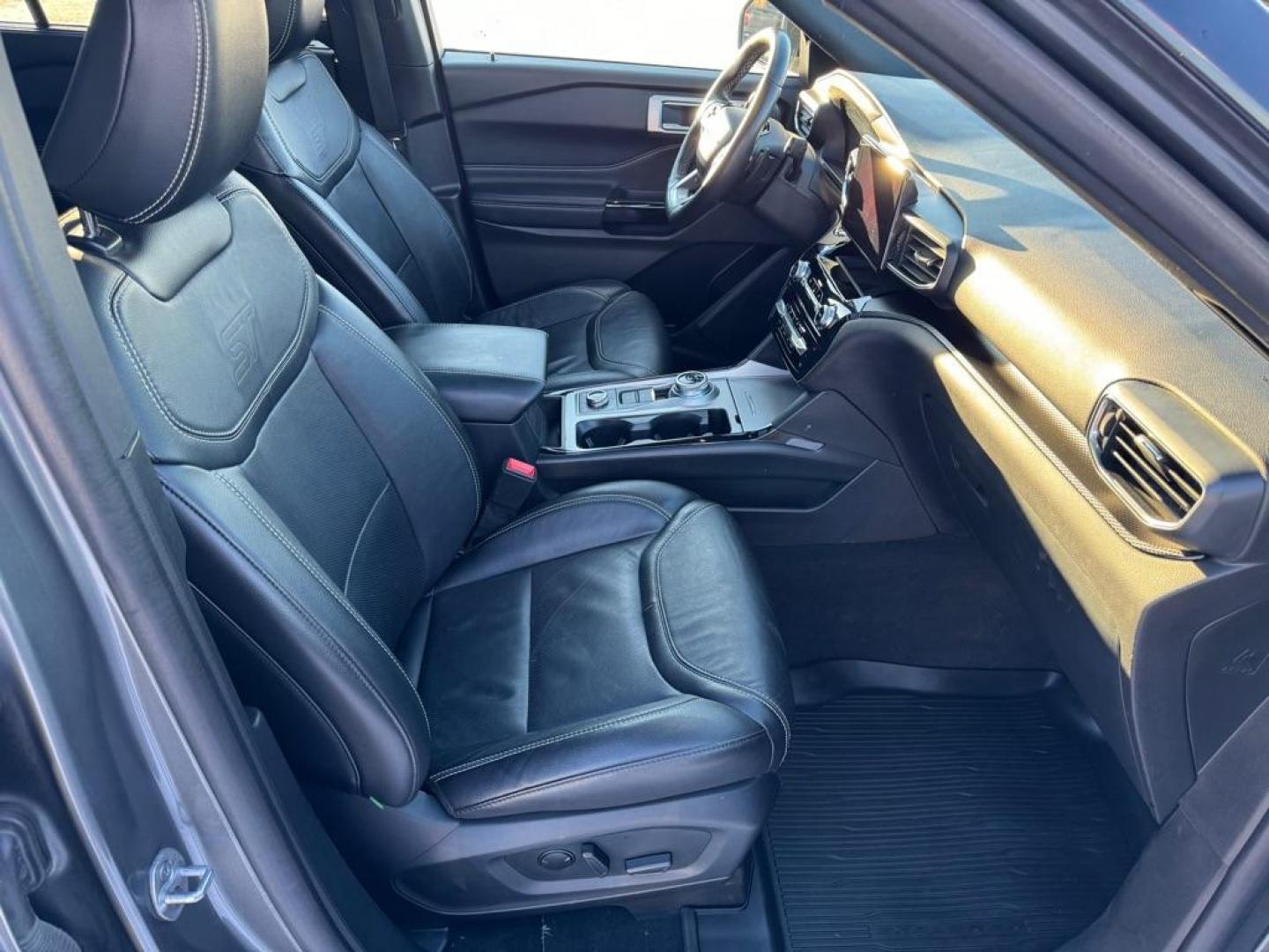 2022 GRAY FORD EXPLORER ST (1FM5K8GC8NG) with an 3.0L engine, Automatic transmission, located at 2525 S. Cushman, Fairbanks, AK, 99701, (907) 452-5707, 64.824036, -147.712311 - Photo#4