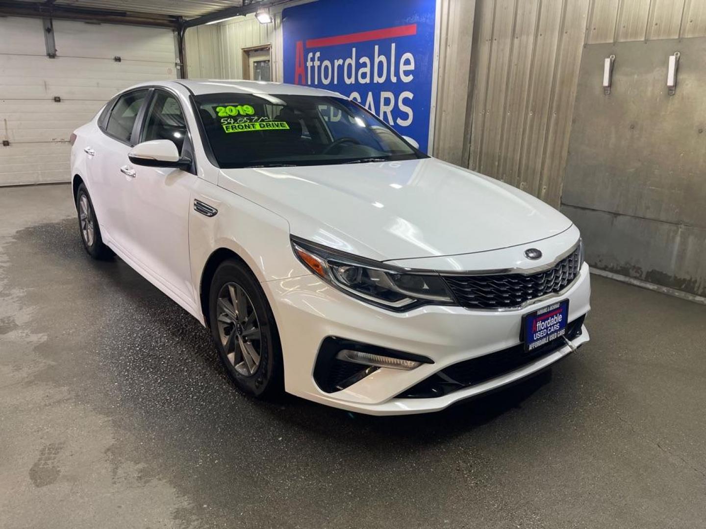 2019 WHITE KIA OPTIMA LX (5XXGT4L34KG) with an 2.4L engine, Automatic transmission, located at 2525 S. Cushman, Fairbanks, AK, 99701, (907) 452-5707, 64.824036, -147.712311 - Photo#0