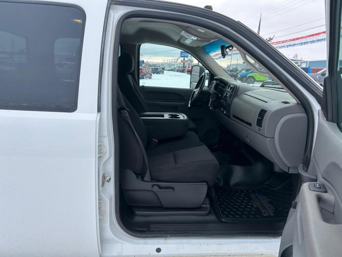 2013 WHITE CHEVROLET SILVERADO 2500 HEAVY DUTY (1GC1KVC85DF) with an 6.6L engine, Automatic transmission, located at 2525 S. Cushman, Fairbanks, AK, 99701, (907) 452-5707, 64.824036, -147.712311 - Photo#4