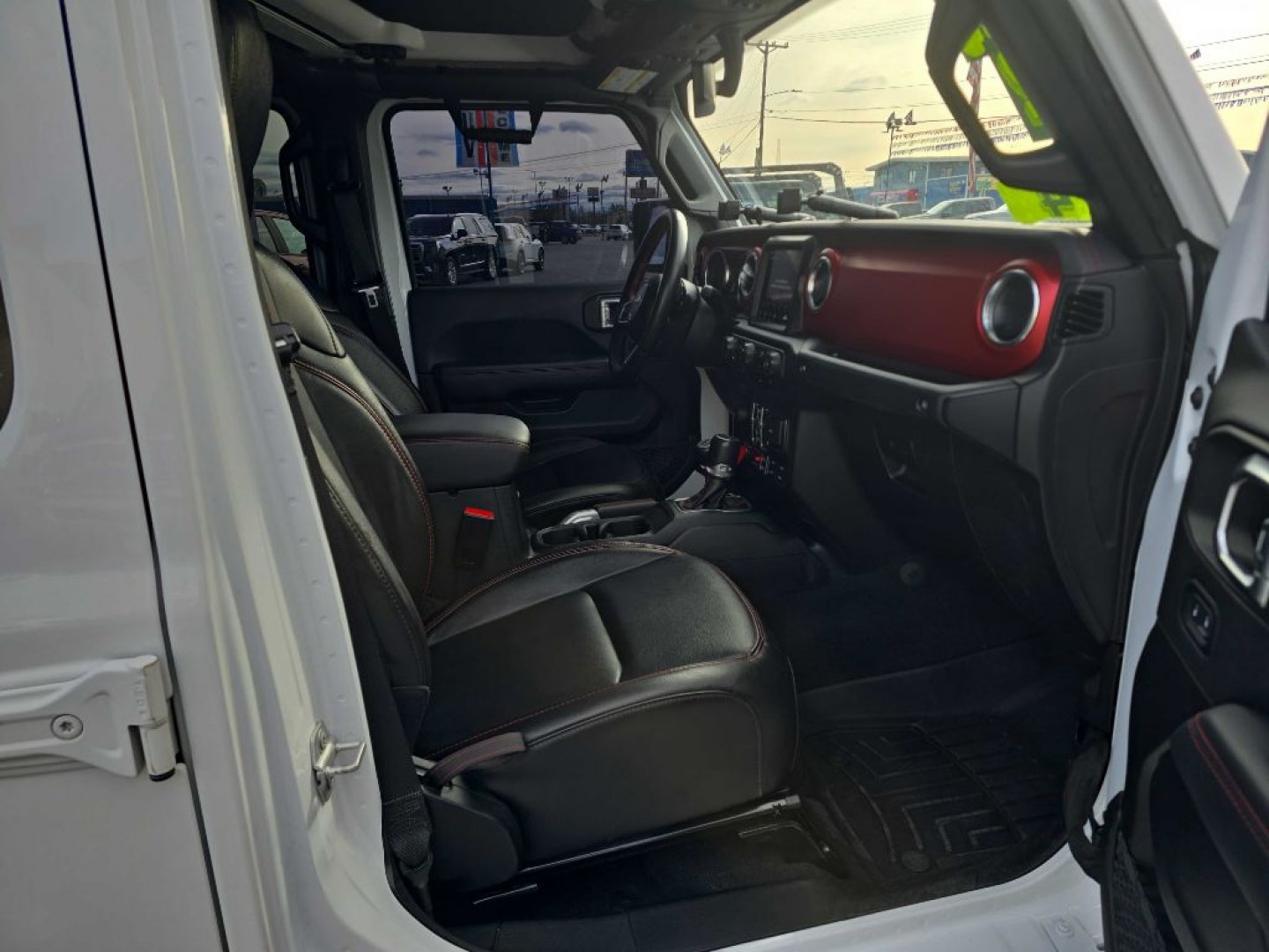 2022 WHITE JEEP GLADIATOR RUBICON (1C6JJTBG3NL) with an 3.6L engine, Automatic transmission, located at 2525 S. Cushman, Fairbanks, AK, 99701, (907) 452-5707, 64.824036, -147.712311- Photo#1
