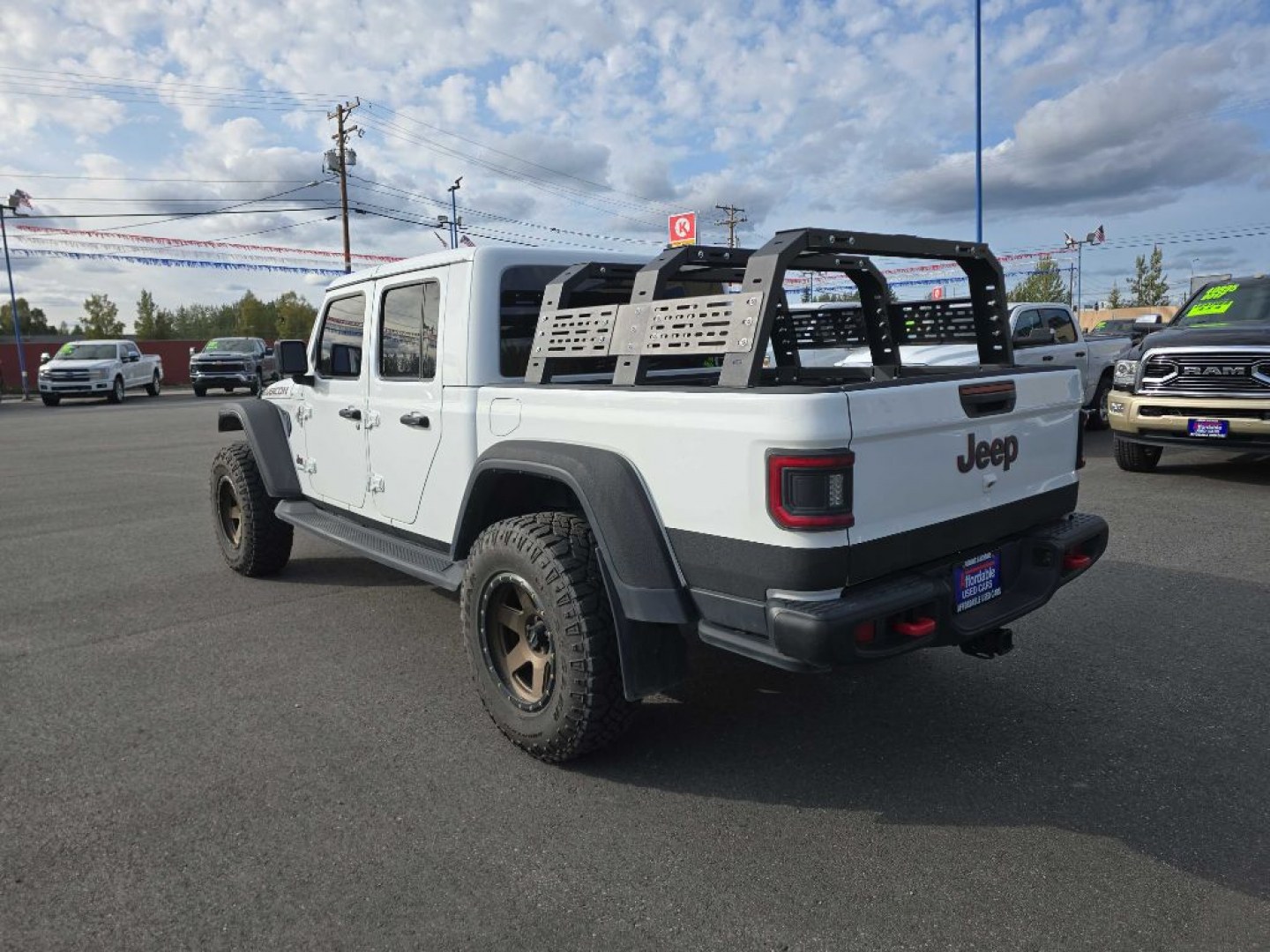 2022 WHITE JEEP GLADIATOR RUBICON (1C6JJTBG3NL) with an 3.6L engine, Automatic transmission, located at 2525 S. Cushman, Fairbanks, AK, 99701, (907) 452-5707, 64.824036, -147.712311- Photo#3