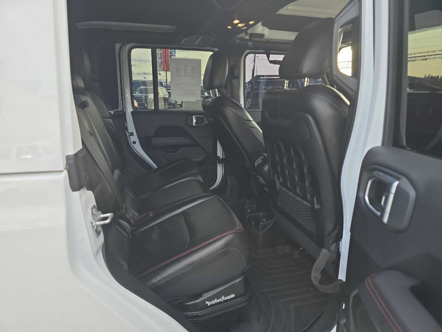 2022 WHITE JEEP GLADIATOR RUBICON (1C6JJTBG3NL) with an 3.6L engine, Automatic transmission, located at 2525 S. Cushman, Fairbanks, AK, 99701, (907) 452-5707, 64.824036, -147.712311- Photo#5