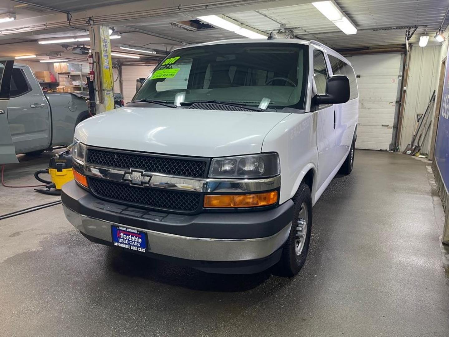 2017 WHITE CHEVROLET EXPRESS G3500 LT (1GAZGPFG8H1) with an 6.0L engine, Automatic transmission, located at 2525 S. Cushman, Fairbanks, AK, 99701, (907) 452-5707, 64.824036, -147.712311 - Photo#1