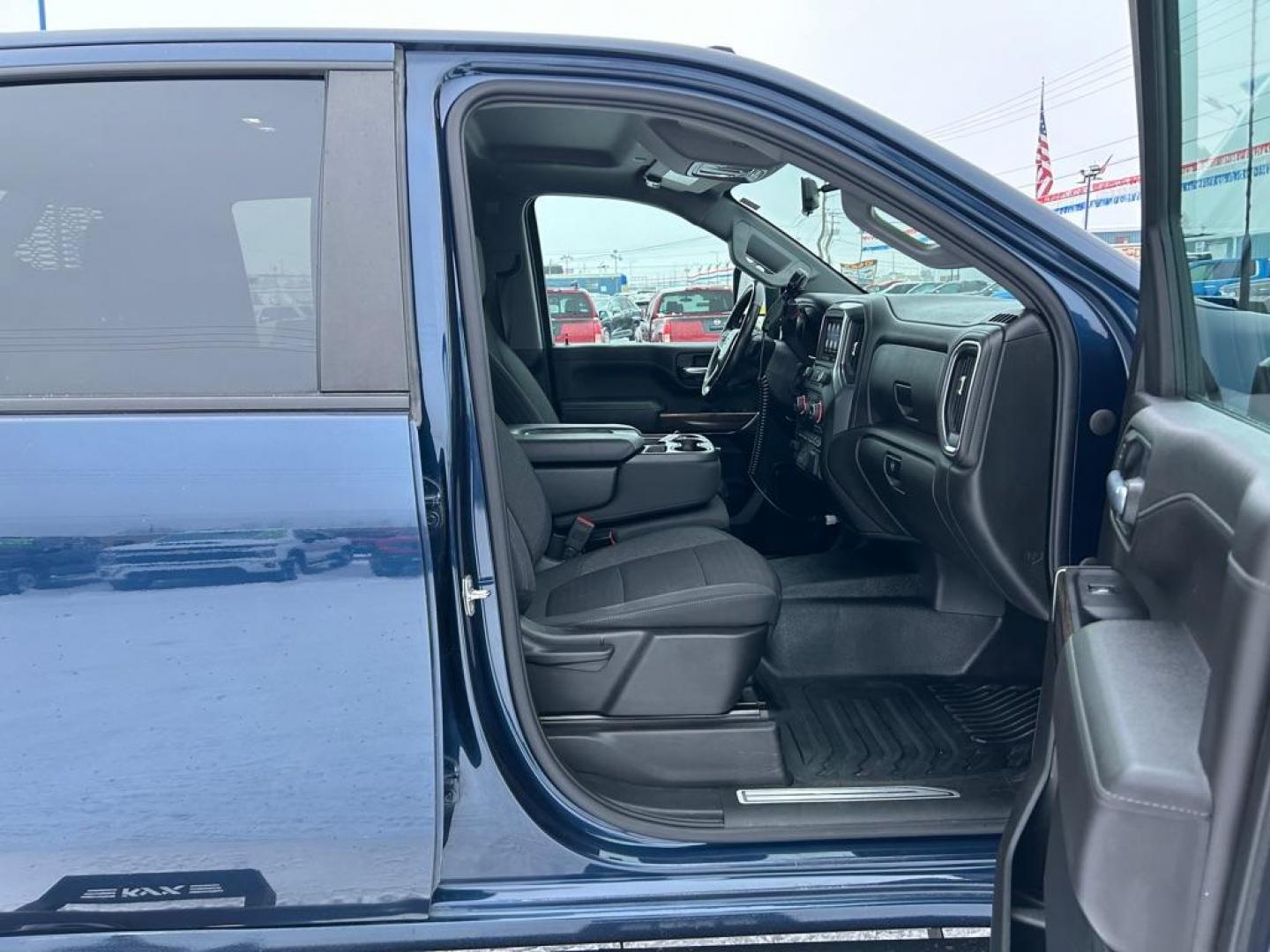 2022 BLUE CHEVROLET SILVERADO 3500 LT (1GC4YTE74NF) with an 6.6L engine, Automatic transmission, located at 2525 S. Cushman, Fairbanks, AK, 99701, (907) 452-5707, 64.824036, -147.712311 - Photo#4