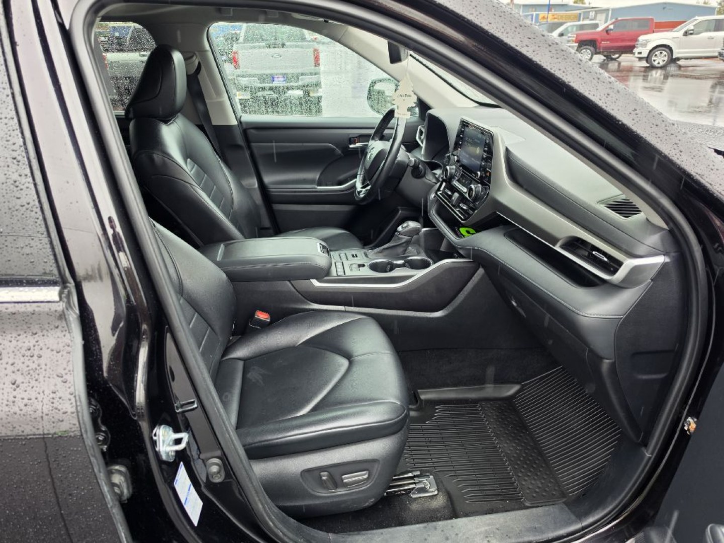 2021 BLACK TOYOTA HIGHLANDER XLE (5TDGZRBHXMS) with an 3.5L engine, Automatic transmission, located at 2525 S. Cushman, Fairbanks, AK, 99701, (907) 452-5707, 64.824036, -147.712311- Photo#4
