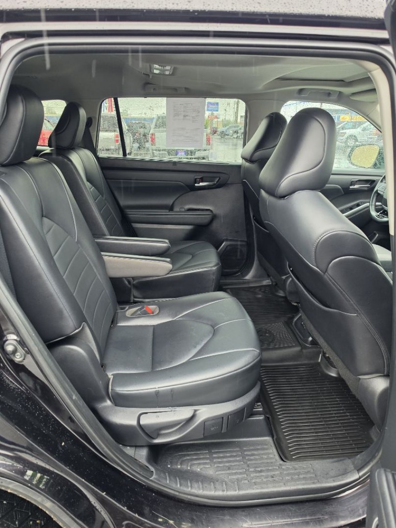 2021 BLACK TOYOTA HIGHLANDER XLE (5TDGZRBHXMS) with an 3.5L engine, Automatic transmission, located at 2525 S. Cushman, Fairbanks, AK, 99701, (907) 452-5707, 64.824036, -147.712311- Photo#5