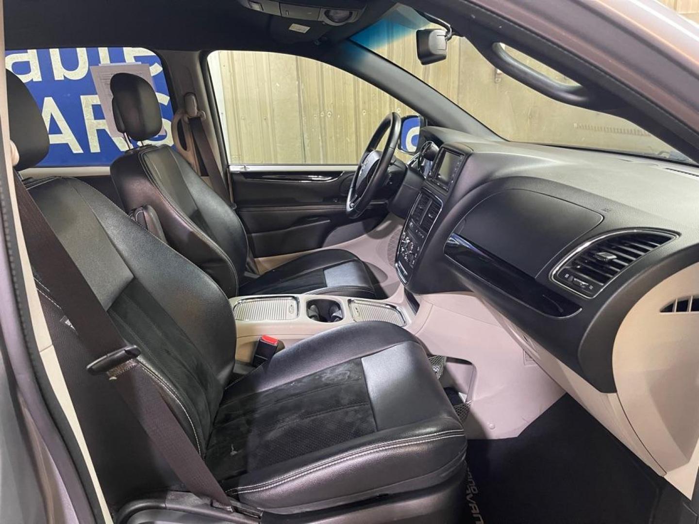 2017 DODGE GRAND CARAVAN SXT (2C4RDGCGXHR) with an 3.6L engine, Automatic transmission, located at 2525 S. Cushman, Fairbanks, AK, 99701, (907) 452-5707, 64.824036, -147.712311 - Photo#3