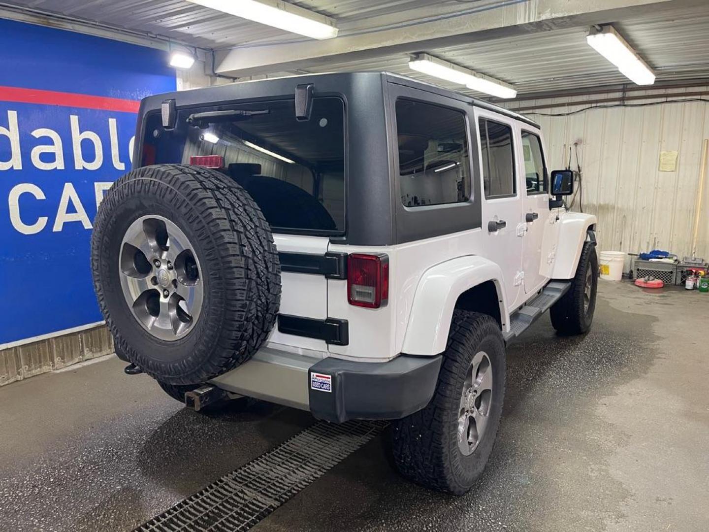 2018 WHITE JEEP WRANGLER UNLIMI SAHARA (1C4HJWEGXJL) with an 3.6L engine, Automatic transmission, located at 2525 S. Cushman, Fairbanks, AK, 99701, (907) 452-5707, 64.824036, -147.712311 - Photo#2