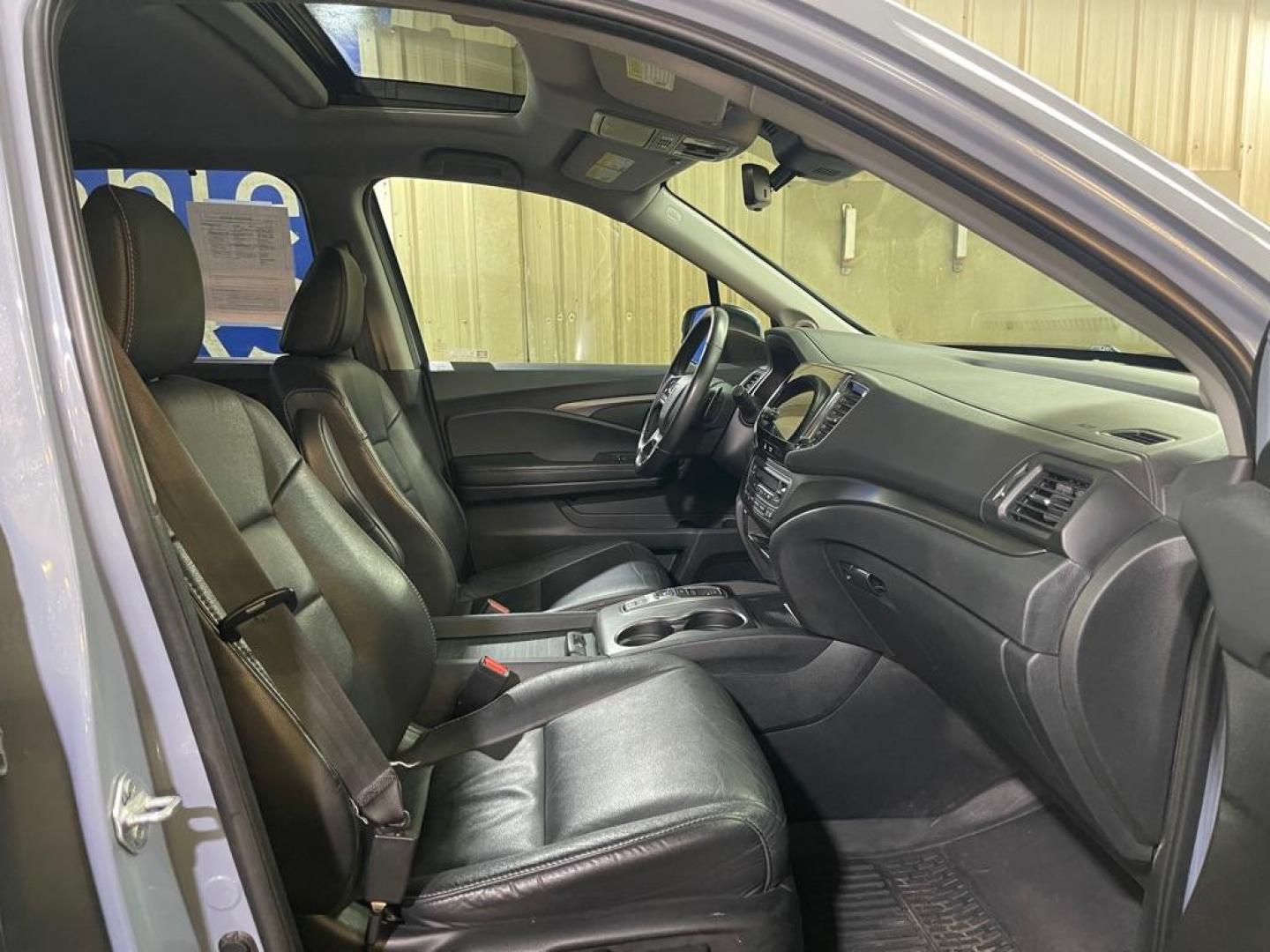 2022 GREY HONDA PILOT SE (5FNYF6H22NB) with an 3.5L engine, Automatic transmission, located at 2525 S. Cushman, Fairbanks, AK, 99701, (907) 452-5707, 64.824036, -147.712311 - Photo#3