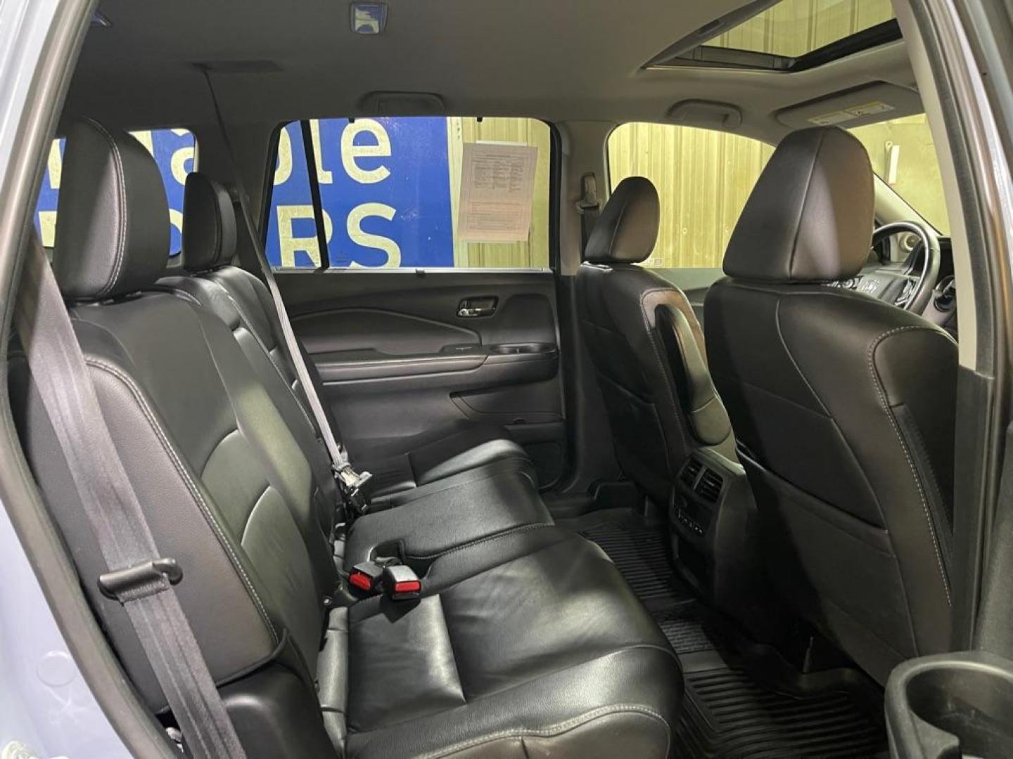 2022 GREY HONDA PILOT SE (5FNYF6H22NB) with an 3.5L engine, Automatic transmission, located at 2525 S. Cushman, Fairbanks, AK, 99701, (907) 452-5707, 64.824036, -147.712311 - Photo#4