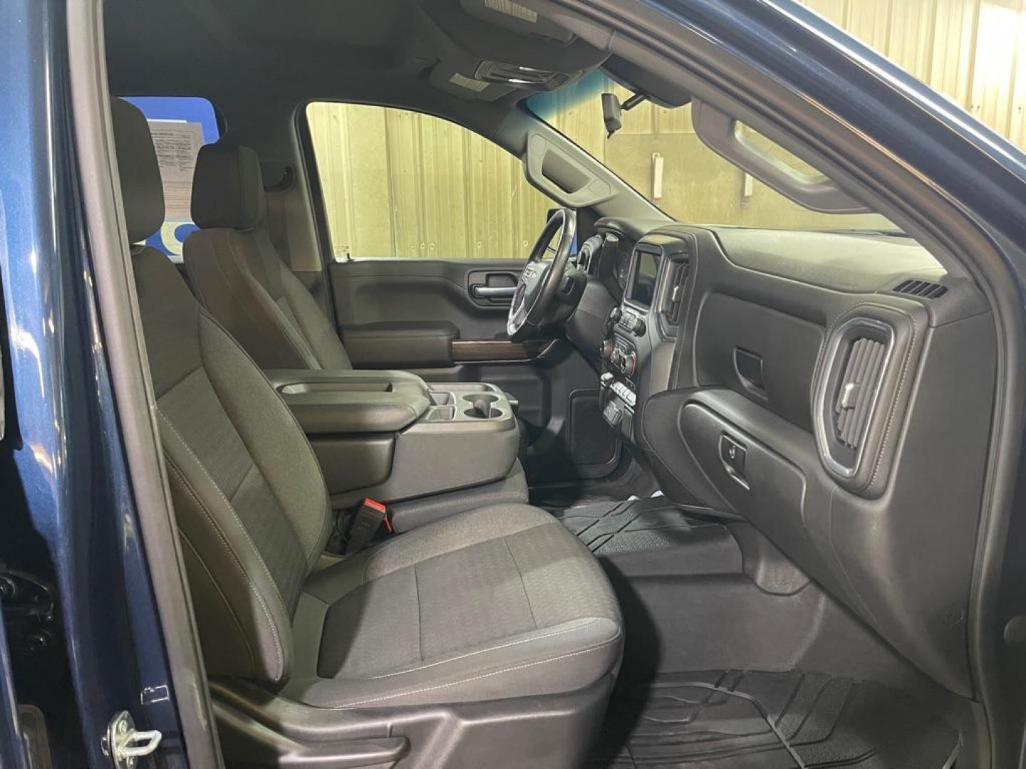 2021 BLUE CHEVROLET SILVERADO 1500 LT (3GCUYDED0MG) with an 5.3L engine, Automatic transmission, located at 2525 S. Cushman, Fairbanks, AK, 99701, (907) 452-5707, 64.824036, -147.712311 - Photo#3