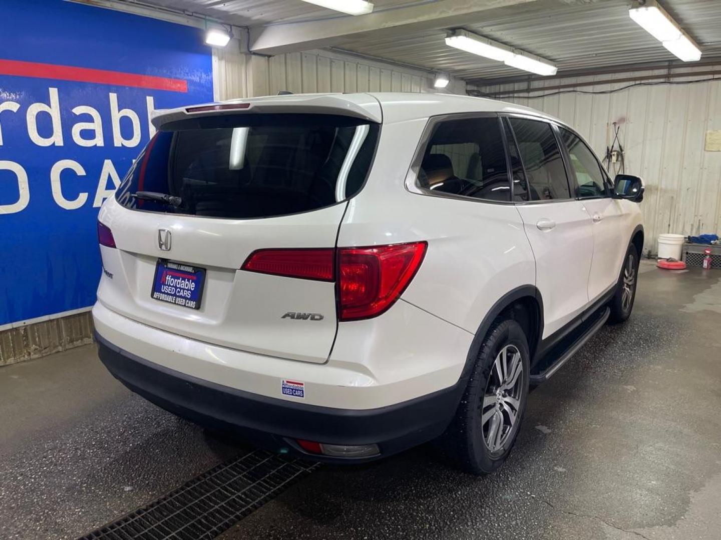 2016 WHITE HONDA PILOT EXL (5FNYF6H53GB) with an 3.5L engine, Automatic transmission, located at 2525 S. Cushman, Fairbanks, AK, 99701, (907) 452-5707, 64.824036, -147.712311 - Photo#2