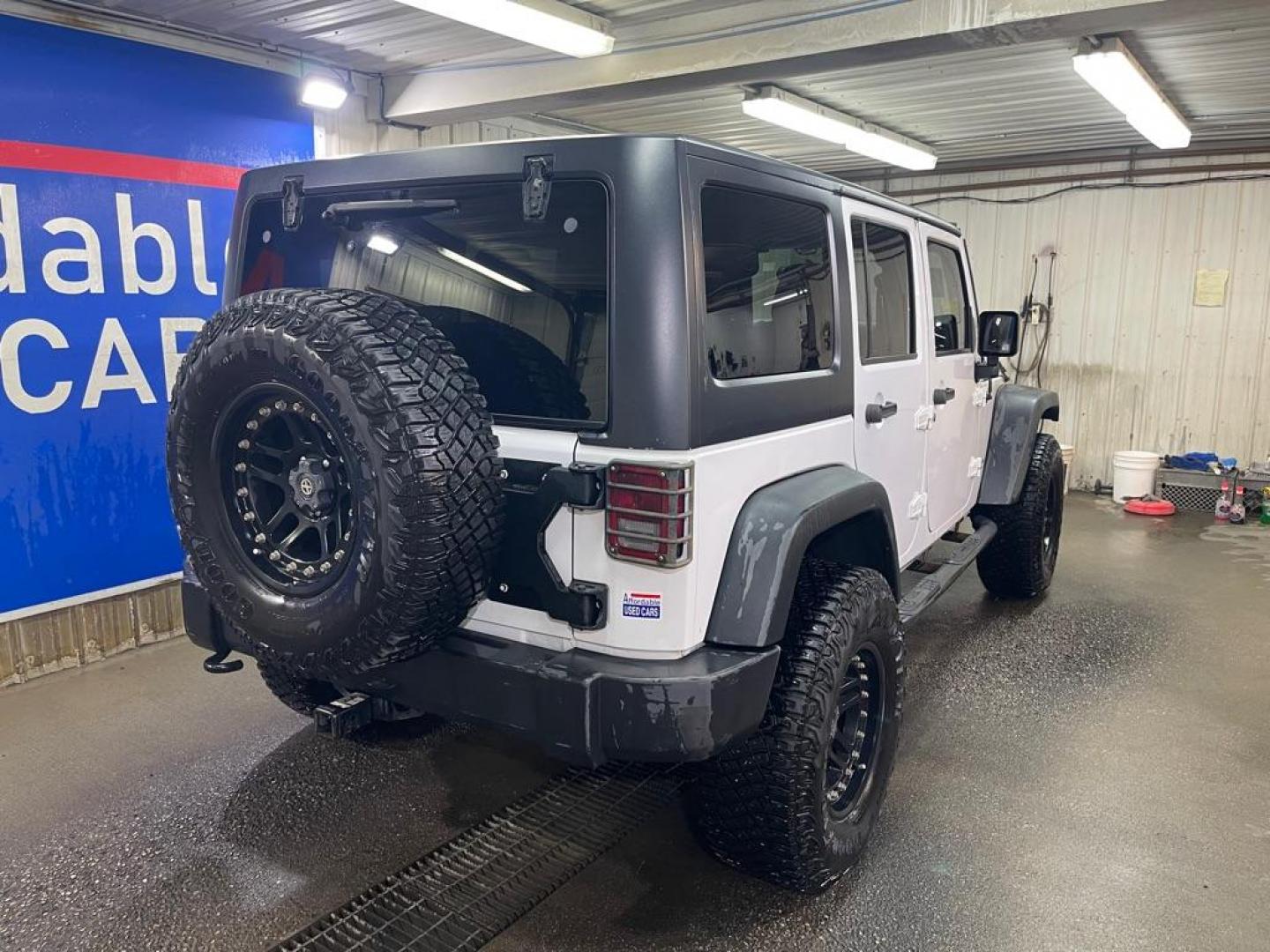 2016 WHITE JEEP WRANGLER UNLIMI SPORT (1C4BJWDG9GL) with an 3.6L engine, Automatic transmission, located at 2525 S. Cushman, Fairbanks, AK, 99701, (907) 452-5707, 64.824036, -147.712311 - Photo#2